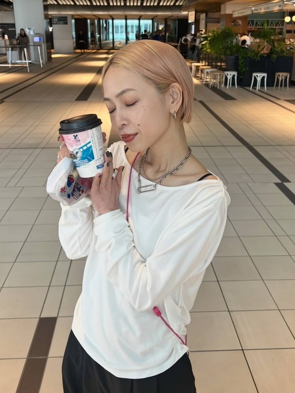 ホワイト系のTシャツ/カットソーを着用したレディースの春コーディネートの6枚目の写真