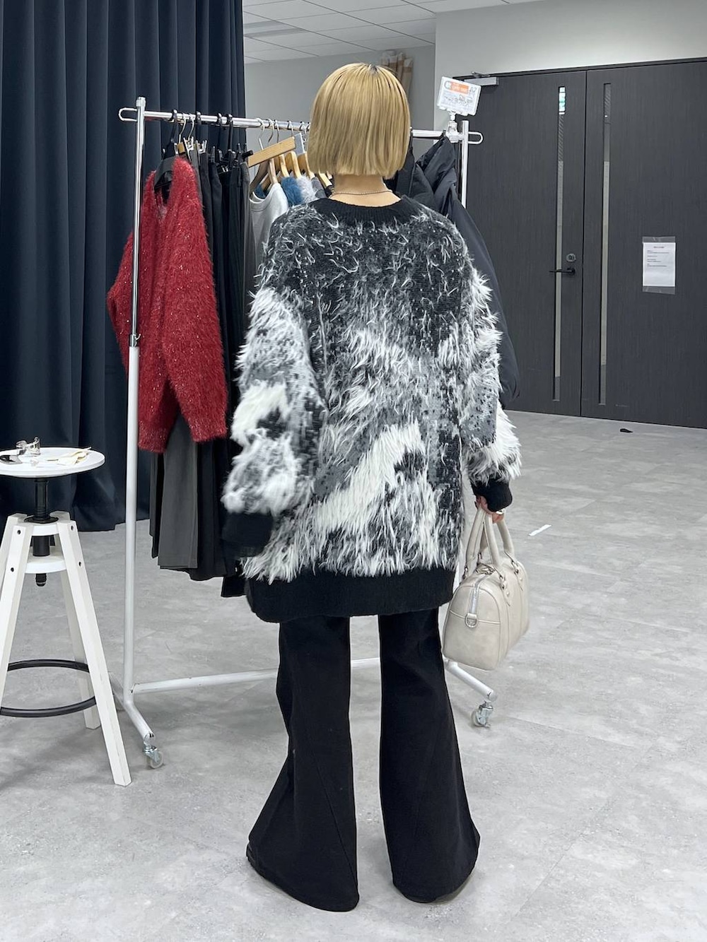 ブラック系のデニムパンツ、ブラウン系のニット/セーター、ブラック系のカーディガン/ボレロを着用したレディースの冬コーディネートの4枚目の写真