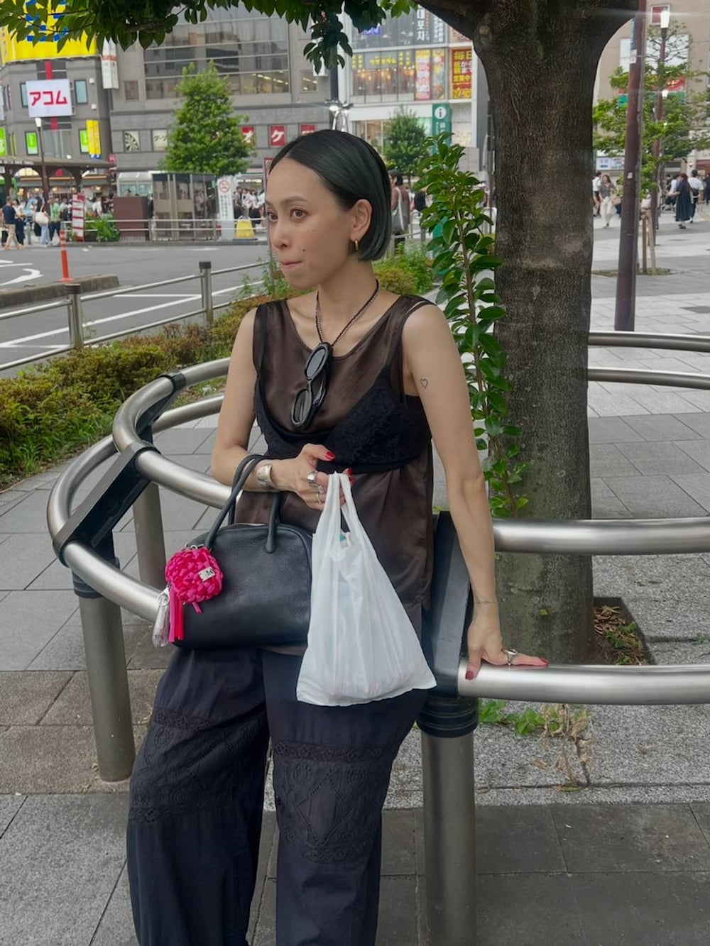 ブラック系のその他パンツ、ブラウン系のシャツ/ブラウス、ブラック系のキャミソールを着用したレディースの夏コーディネートの8枚目の写真