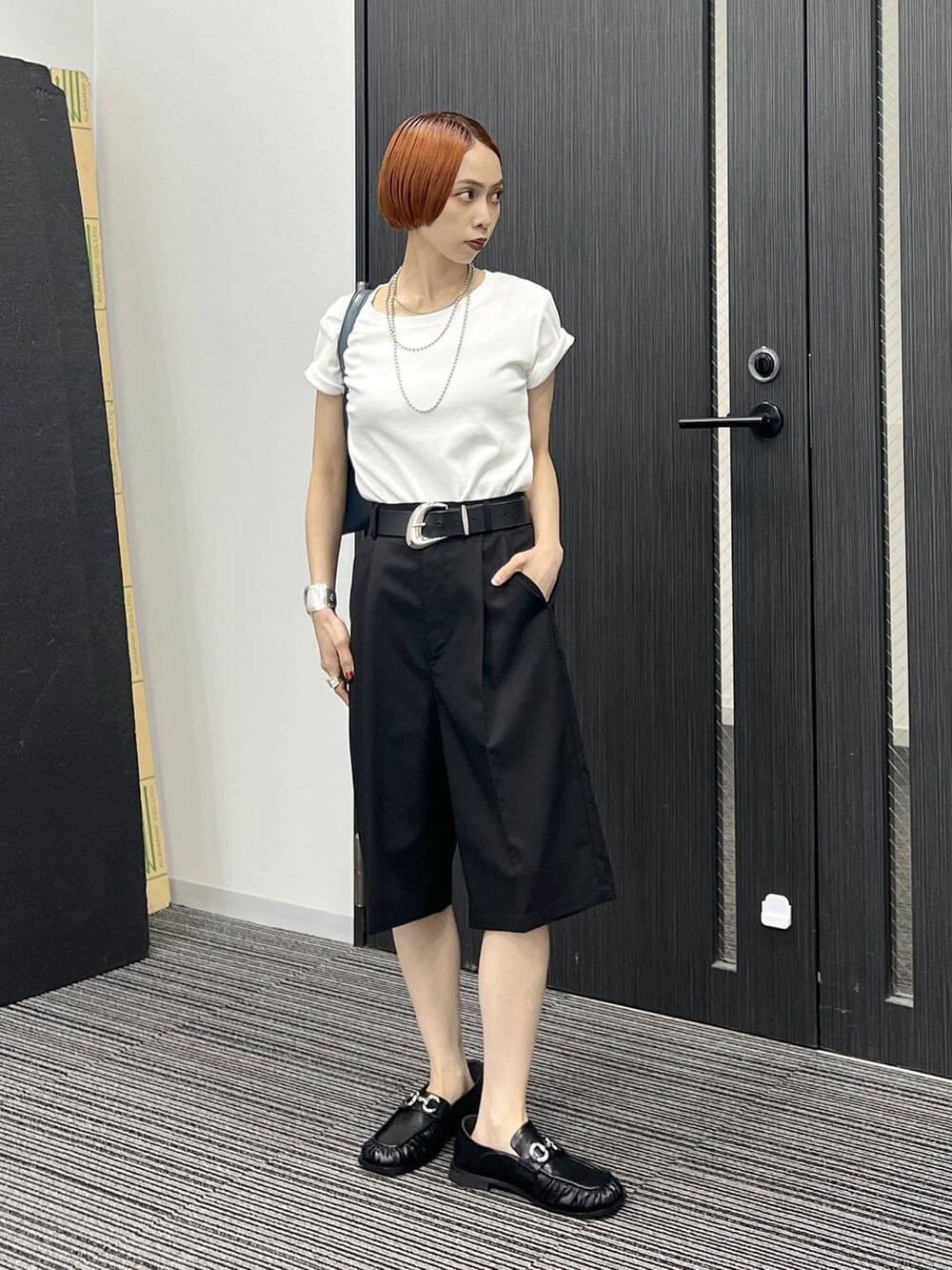 ホワイト系のTシャツ/カットソー、ブルー系のショルダーバッグ、ブラック系のその他パンツを着用したレディースの夏コーディネートの3枚目の写真