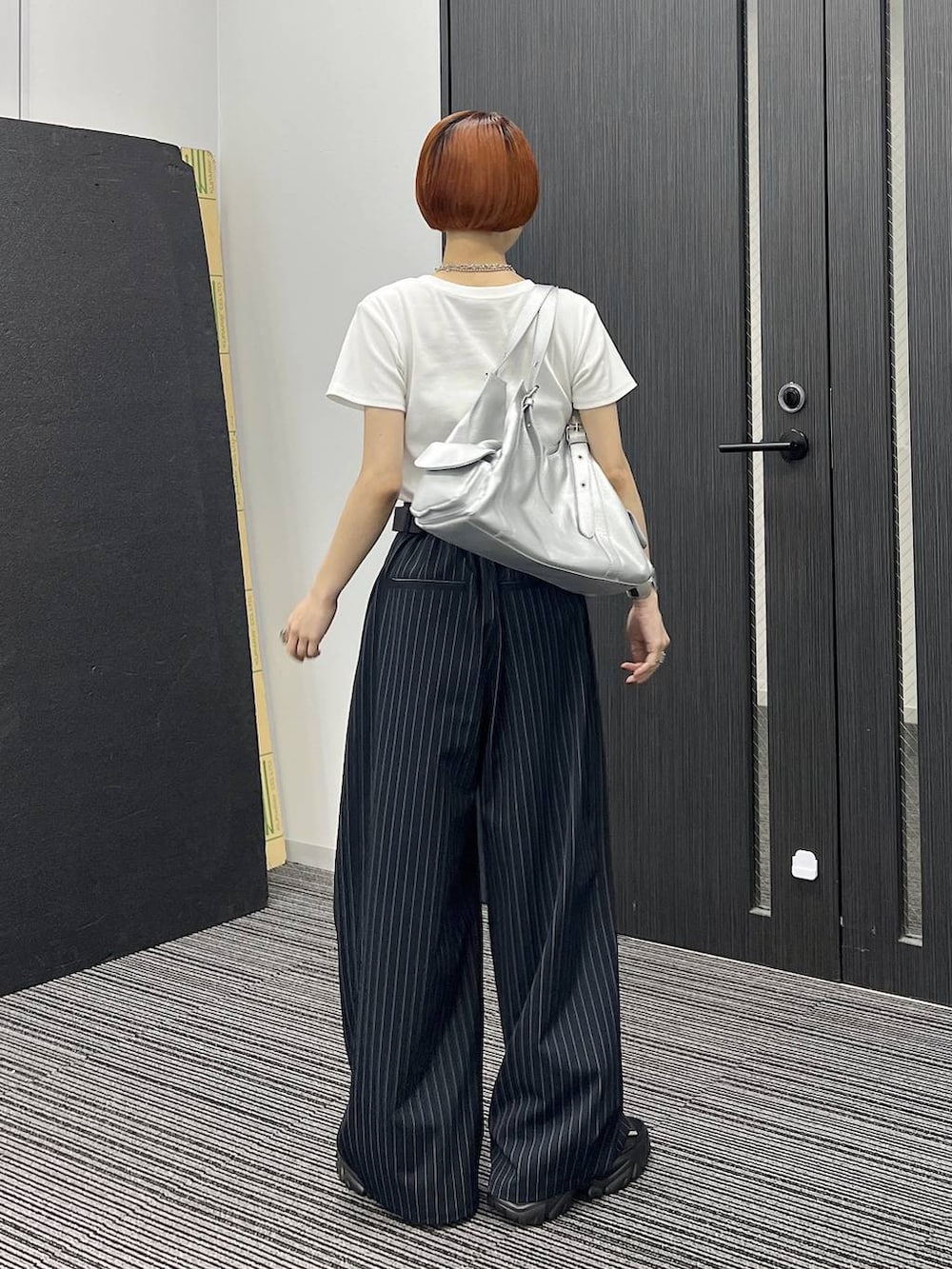 ブラック系のサンダル、シルバー系のハンドバッグ、ホワイト系のTシャツ/カットソーを着用したレディースの夏コーディネートの4枚目の写真