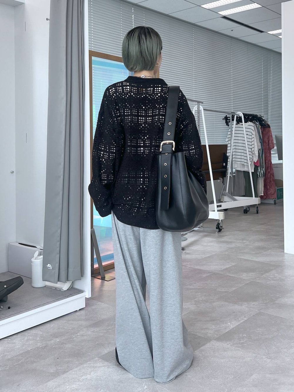 ブラック系のその他アウター、ブラック系のショルダーバッグ、ホワイト系のTシャツ/カットソーを着用したレディースの秋コーディネートの4枚目の写真