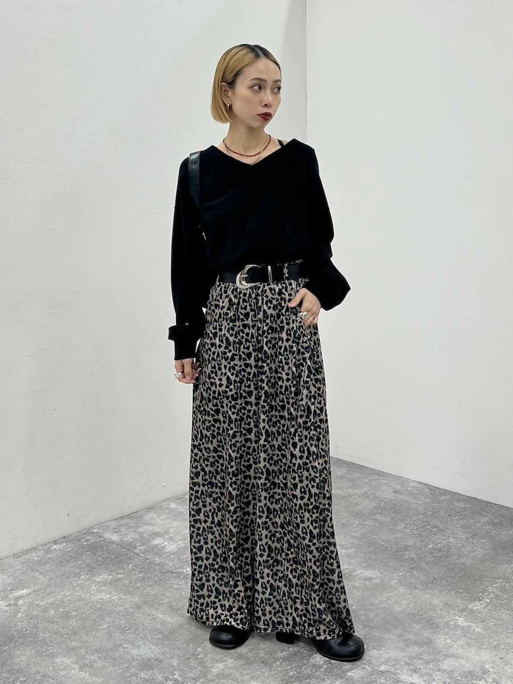 ブラック系のその他シューズ、ブラック系のニット/セーター、ブラック系のショルダーバッグを着用したレディースの秋コーディネートの3枚目の写真