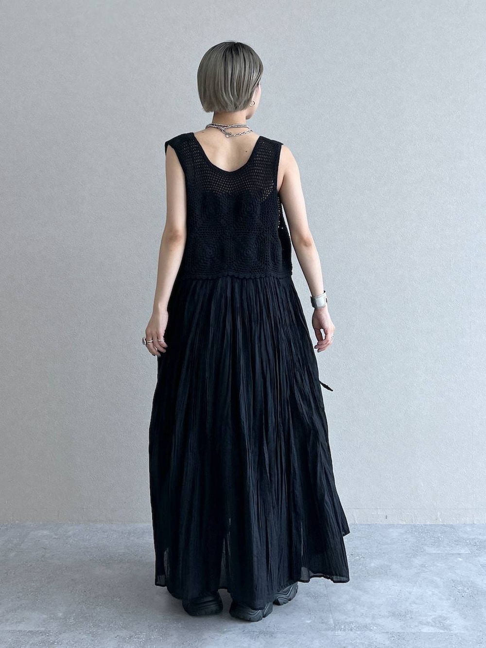 ブラック系のベスト、ブラック系のスニーカー、ブラック系のブラジャーを着用したレディースの夏コーディネートの4枚目の写真