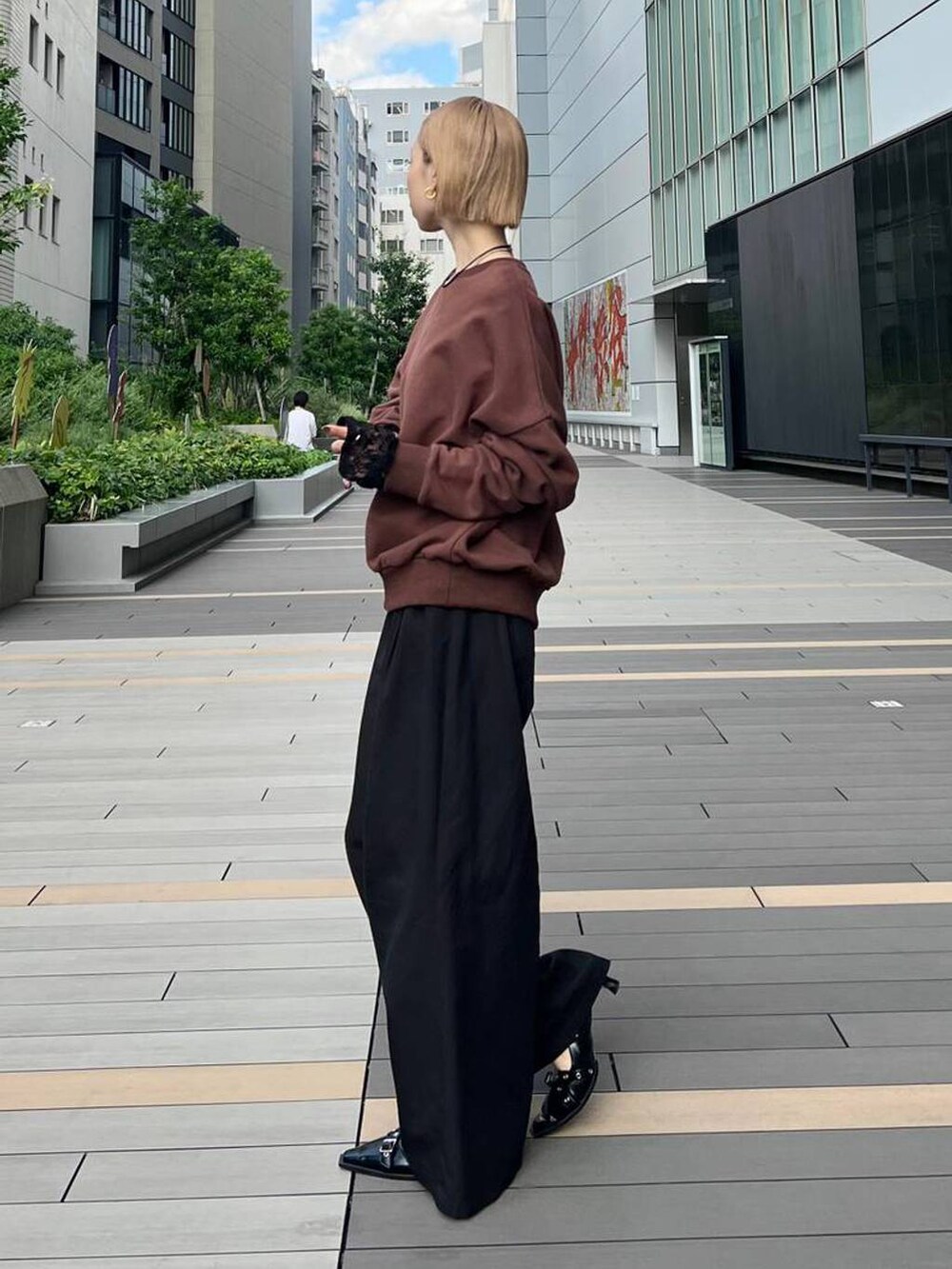 ブラック系のパンプス、ブラック系のTシャツ/カットソーを着用したレディースの秋コーディネートの4枚目の写真