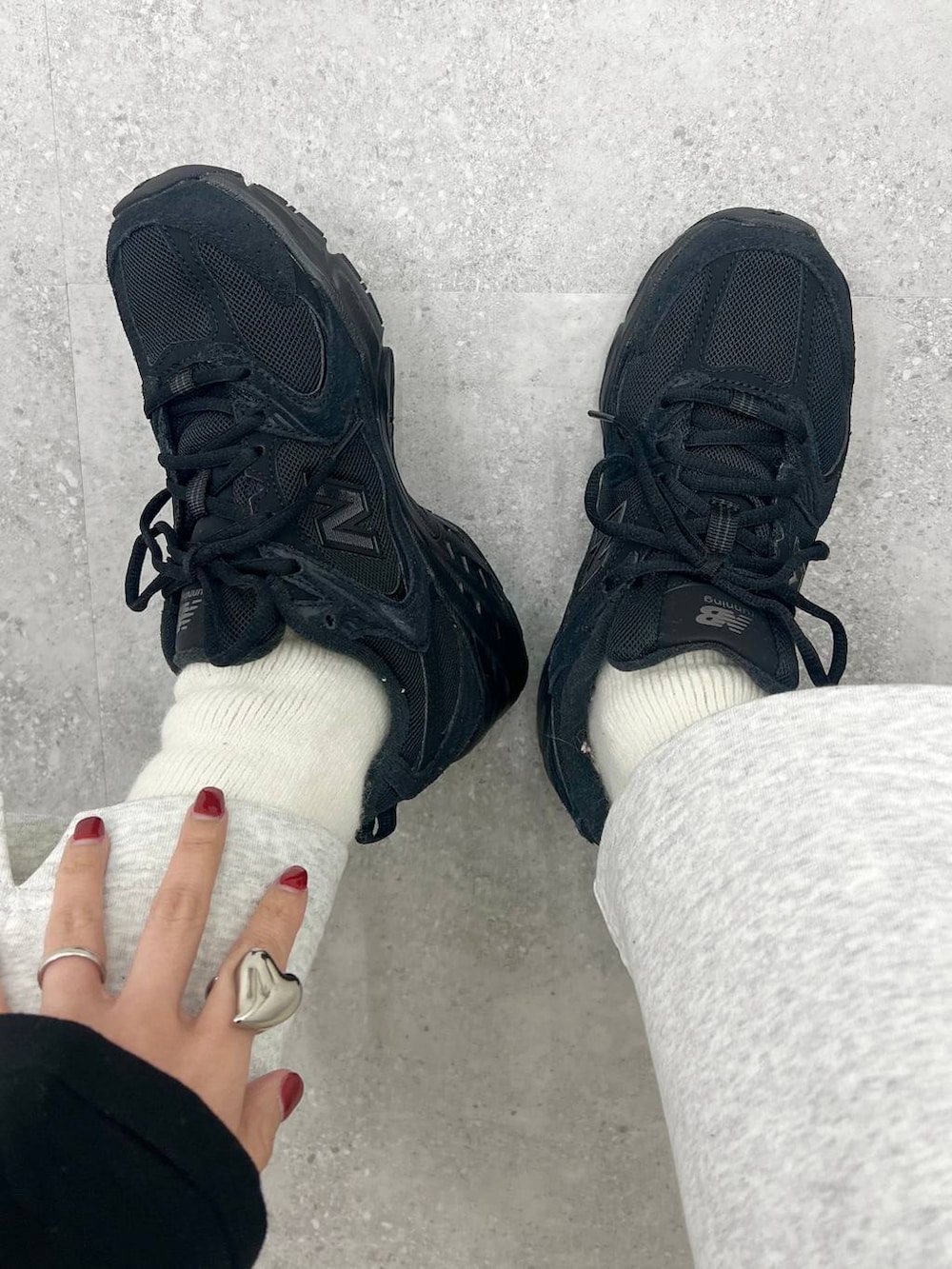 ブラック系のショルダーバッグ、ブラック系のスウェットを着用したレディースの冬コーディネートの3枚目の写真