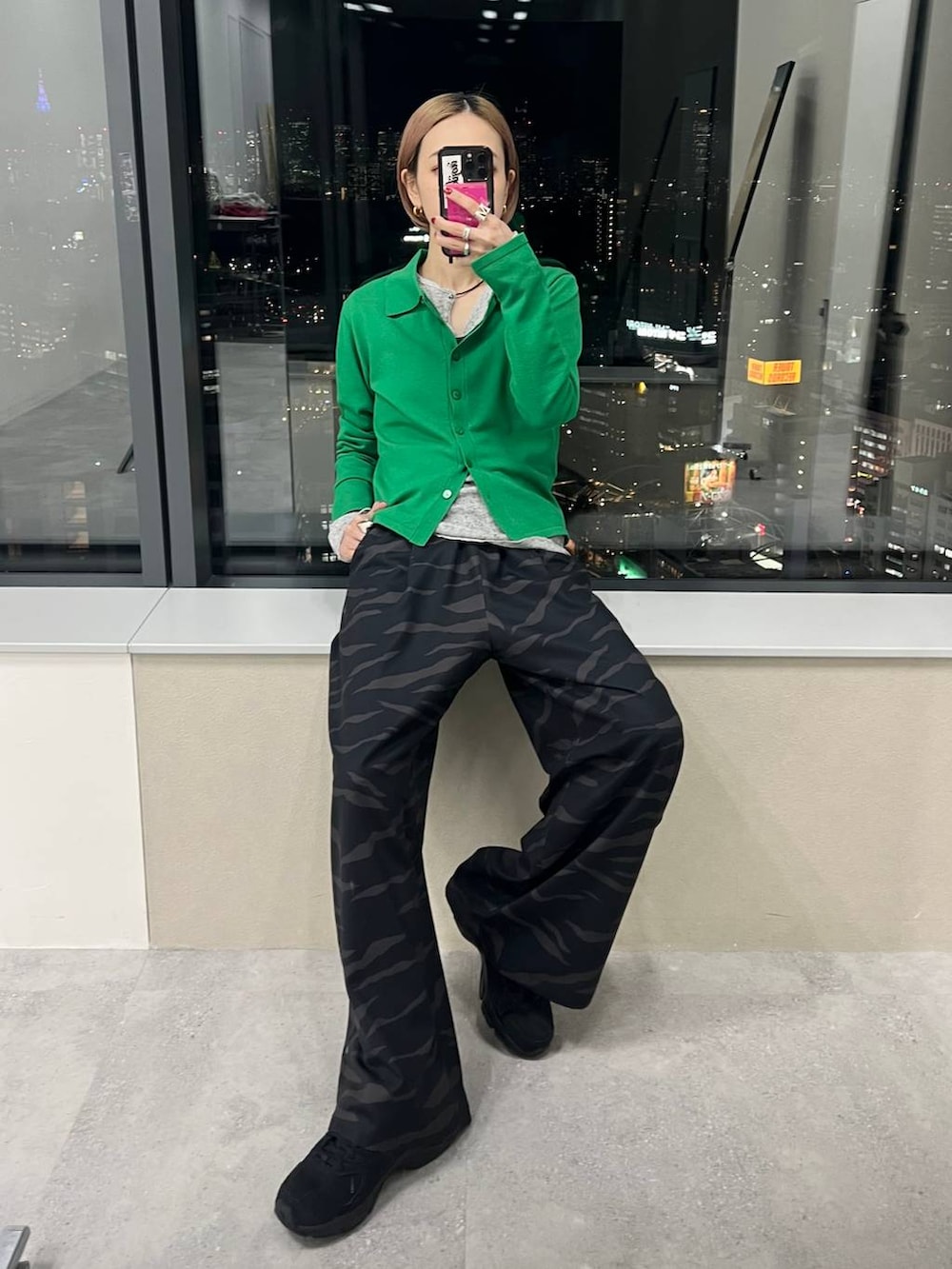 グレー系のTシャツ/カットソー、その他のスラックス、グリーン系のカーディガン/ボレロを着用したレディースの冬コーディネートの2枚目の写真