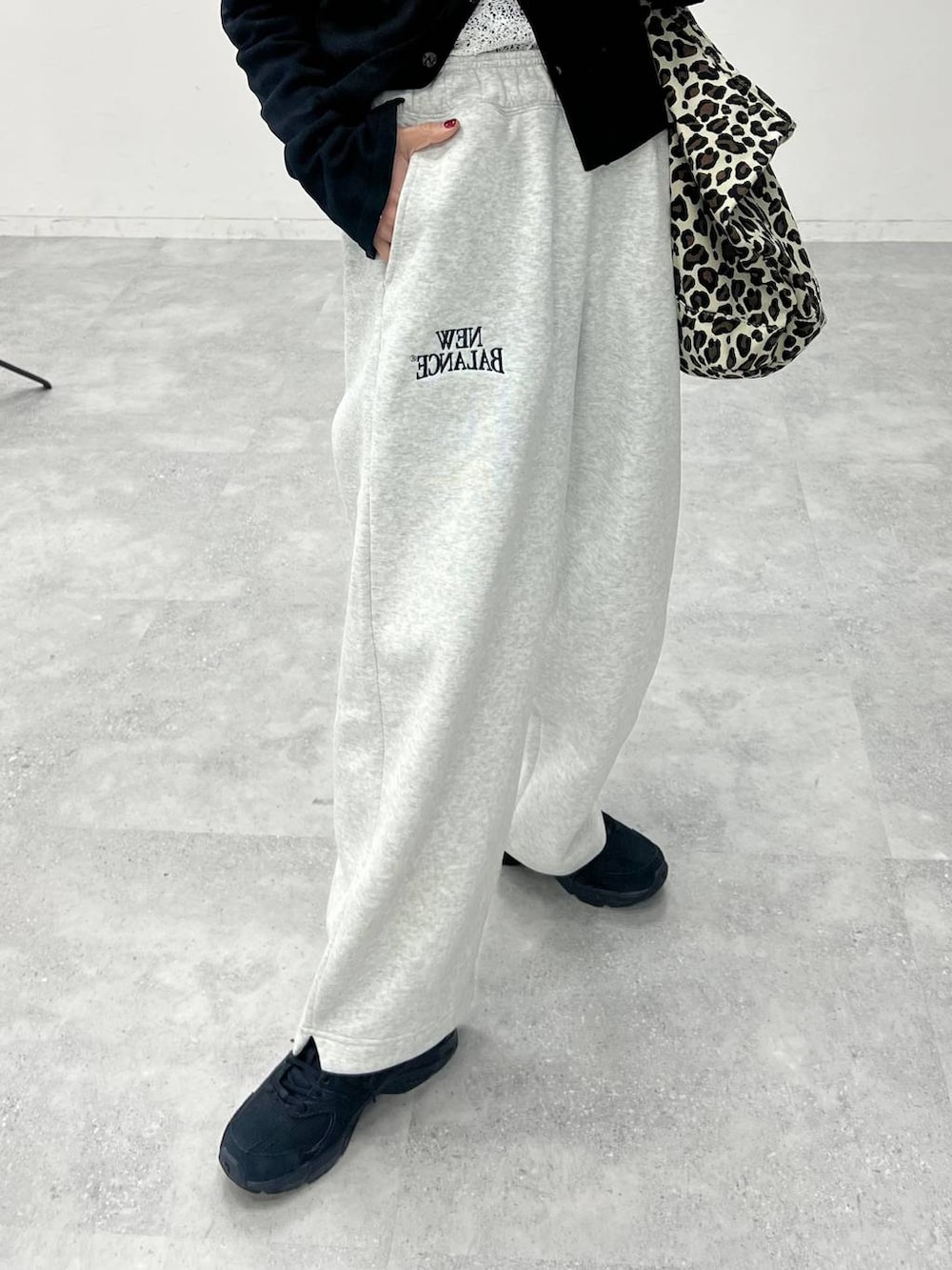 ブラック系のショルダーバッグ、ブラック系のスウェットを着用したレディースの冬コーディネートの5枚目の写真