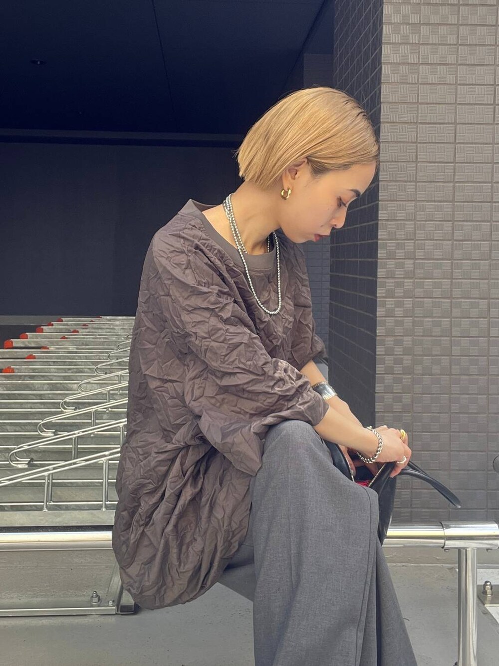 グレー系のその他パンツ、グレー系のTシャツ/カットソーを着用したレディースの春コーディネートの3枚目の写真