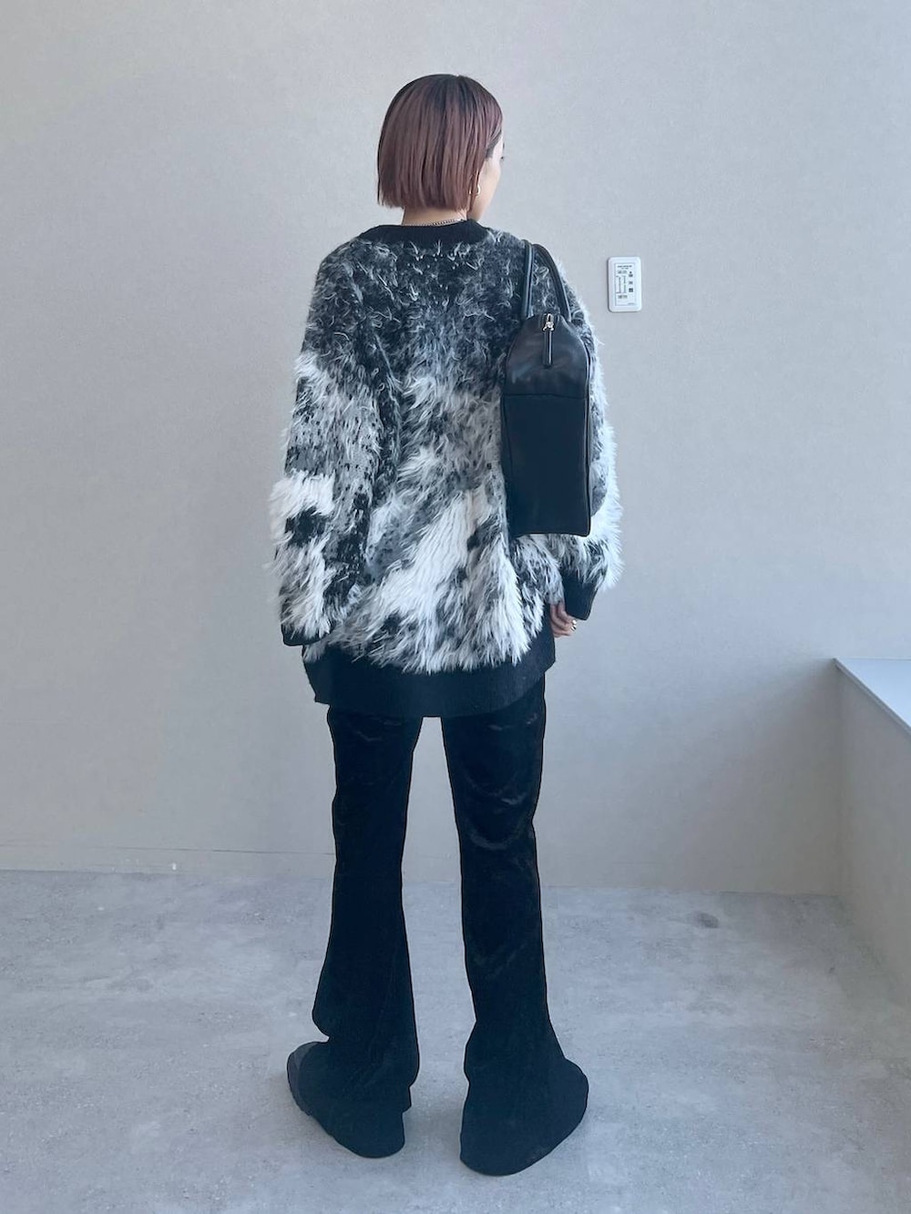 ブラック系のその他パンツ、ブラック系のボストンバッグ、ブラック系のカーディガン/ボレロを着用したレディースの秋コーディネートの5枚目の写真