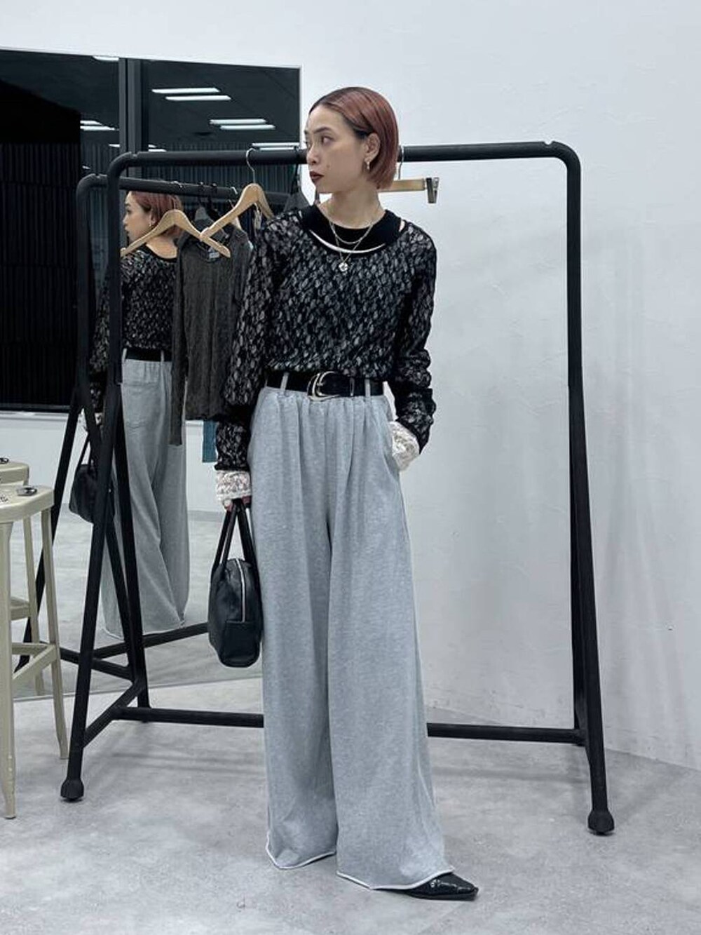 グレー系のスウェットパンツ、ホワイト系のTシャツ/カットソー、ブラック系のTシャツ/カットソーを着用したレディースの夏コーディネートの2枚目の写真