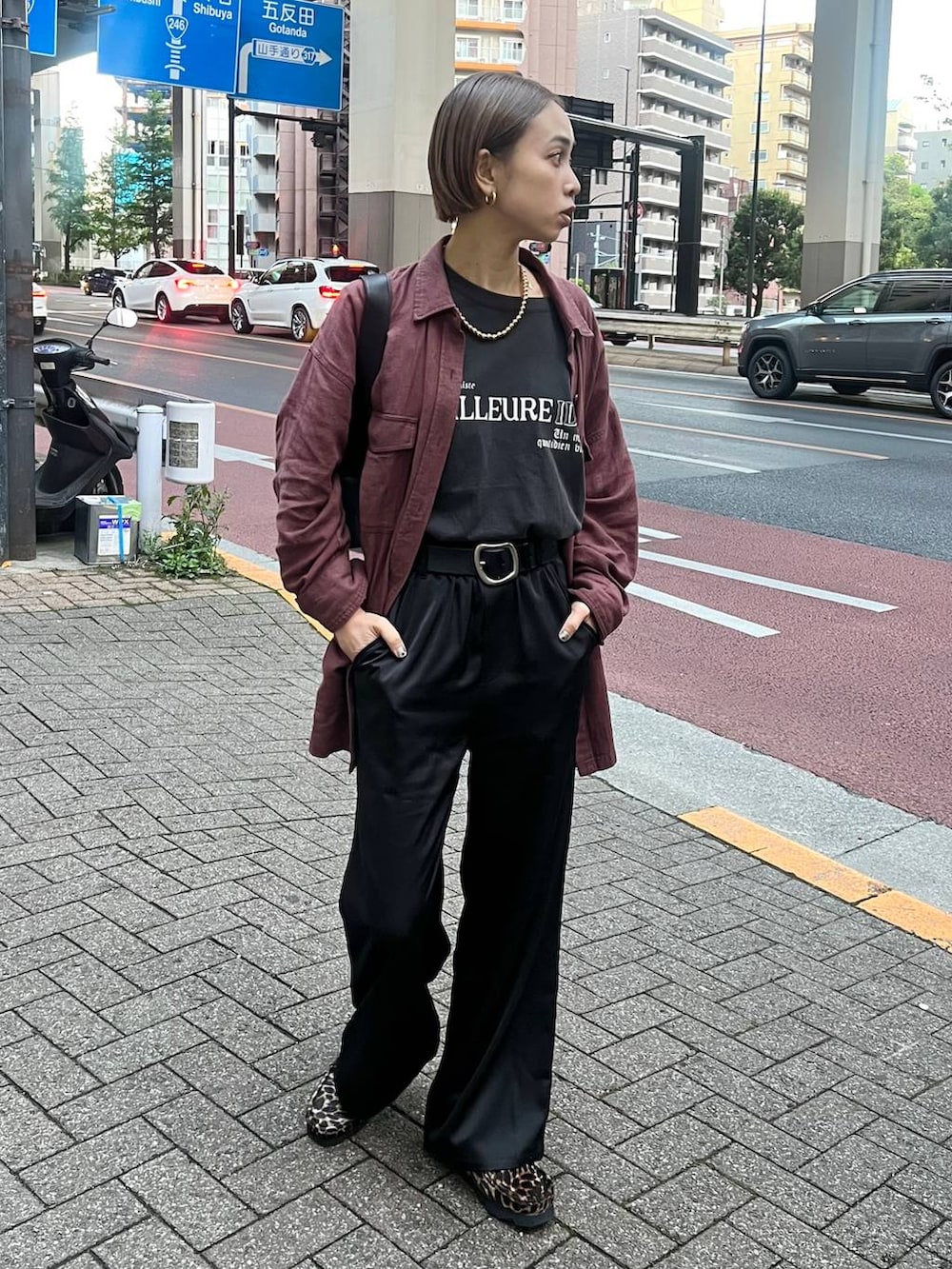 ブラック系のショルダーバッグ、ブラウン系のTシャツ/カットソーを着用したレディースの春コーディネートの2枚目の写真