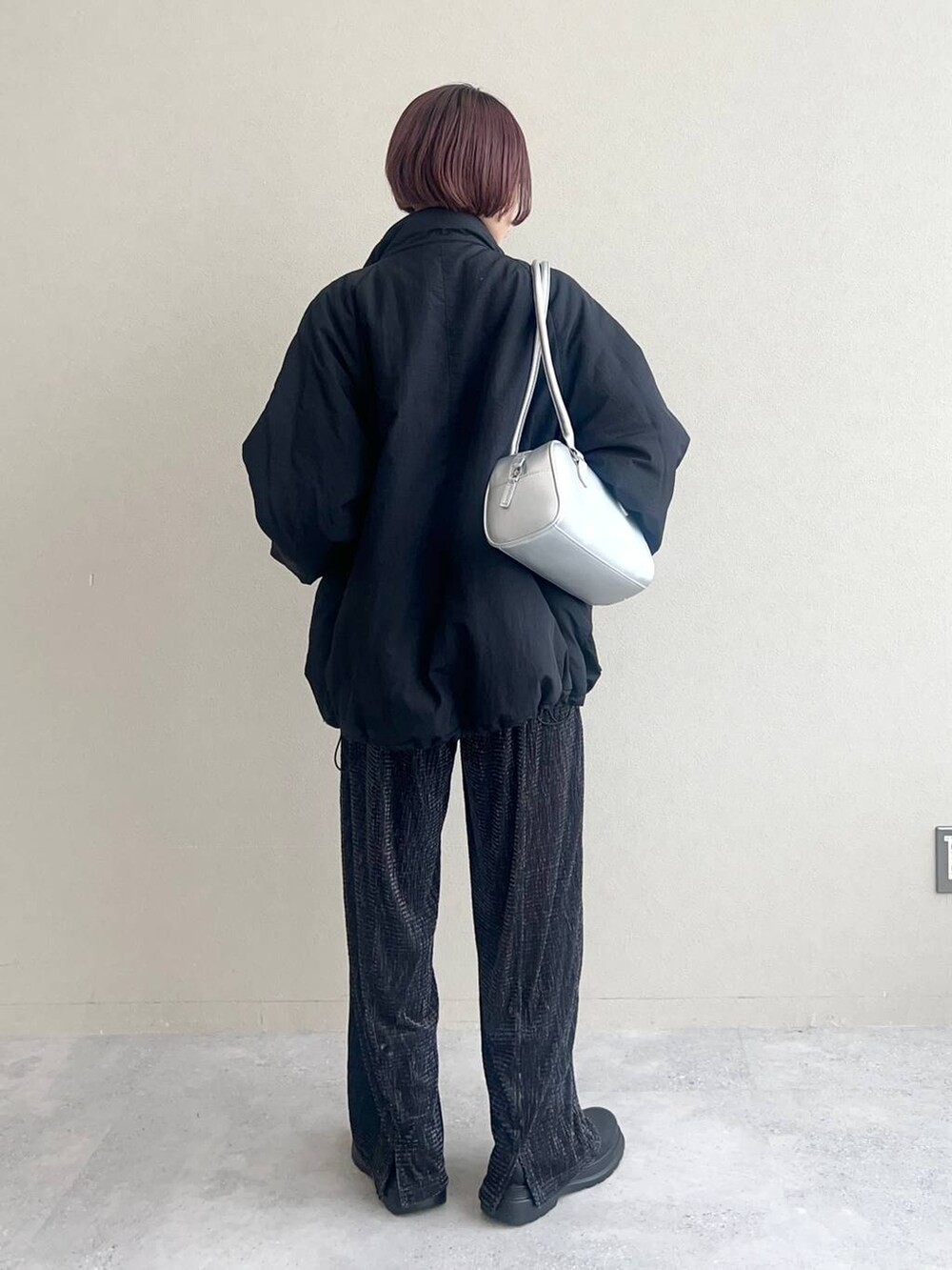 ホワイト系のTシャツ/カットソー、ブラック系のブーツ、その他のその他パンツを着用したレディースの秋コーディネートの4枚目の写真