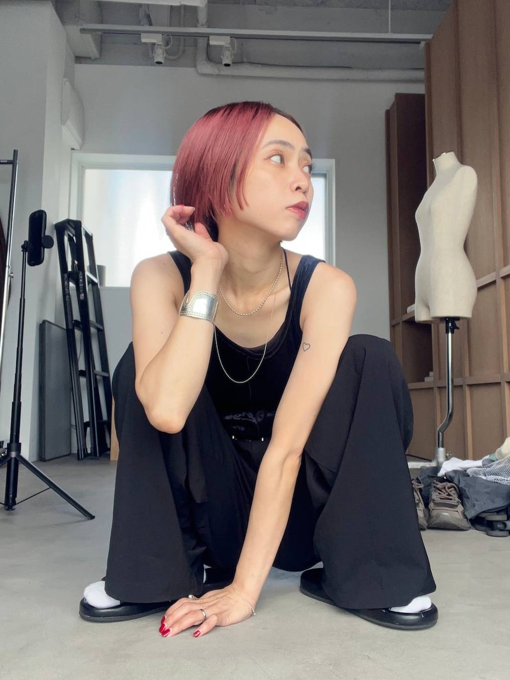 ブラック系のタンクトップを着用したレディースの秋コーディネートの5枚目の写真