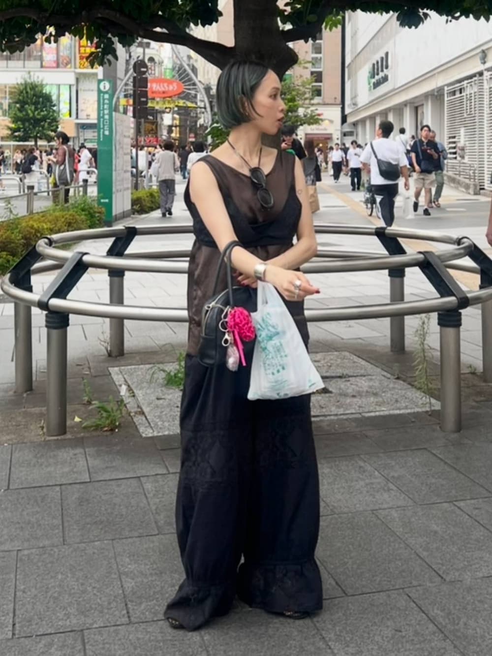 ブラック系のその他パンツ、ブラウン系のシャツ/ブラウス、ブラック系のキャミソールを着用したレディースの夏コーディネートの7枚目の写真