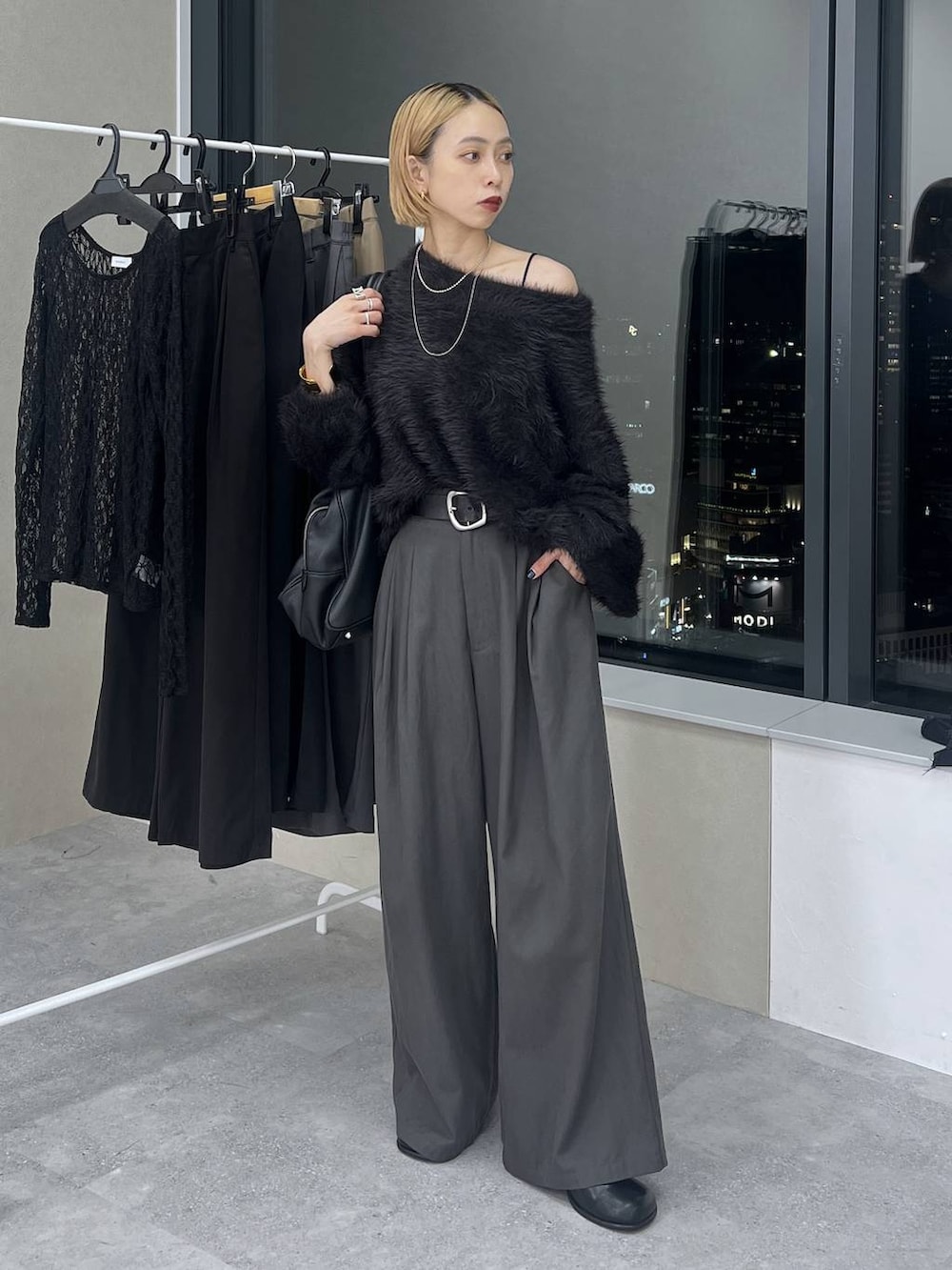 ブラック系のショルダーバッグ、ブラック系のその他シューズ、ブラック系のニット/セーターを着用したレディースの秋コーディネートの2枚目の写真