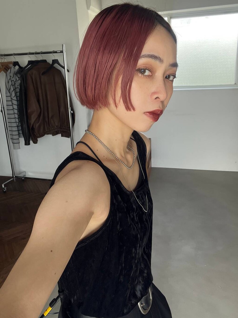 ブラック系のタンクトップを着用したレディースの秋コーディネートの4枚目の写真