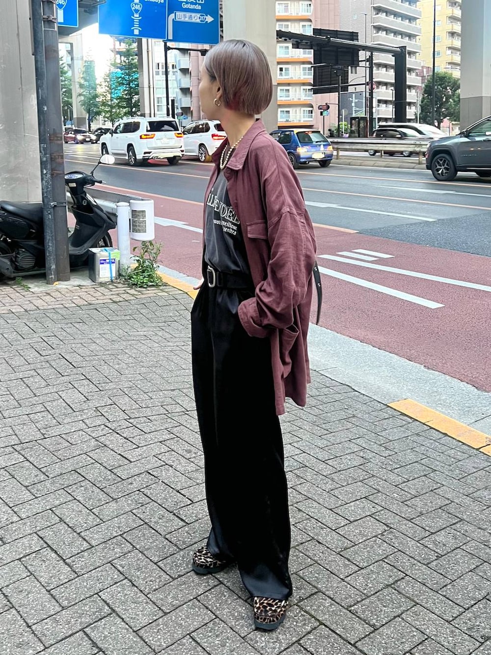 ブラック系のショルダーバッグ、ブラウン系のTシャツ/カットソーを着用したレディースの春コーディネートの4枚目の写真