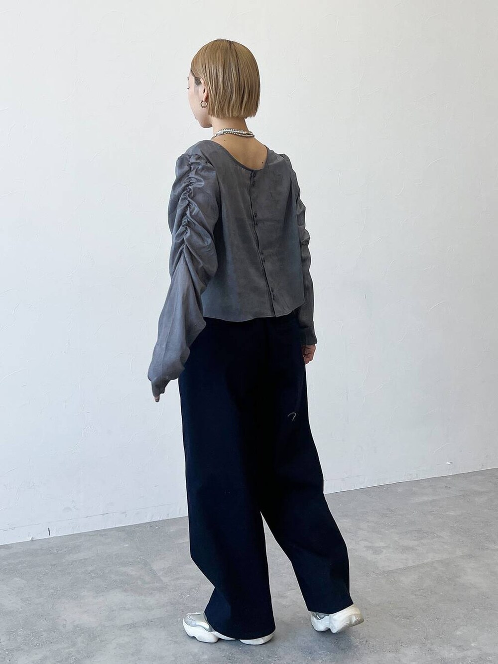 グレー系のシャツ/ブラウス、ブルー系のその他パンツを着用したレディースの春コーディネートの4枚目の写真