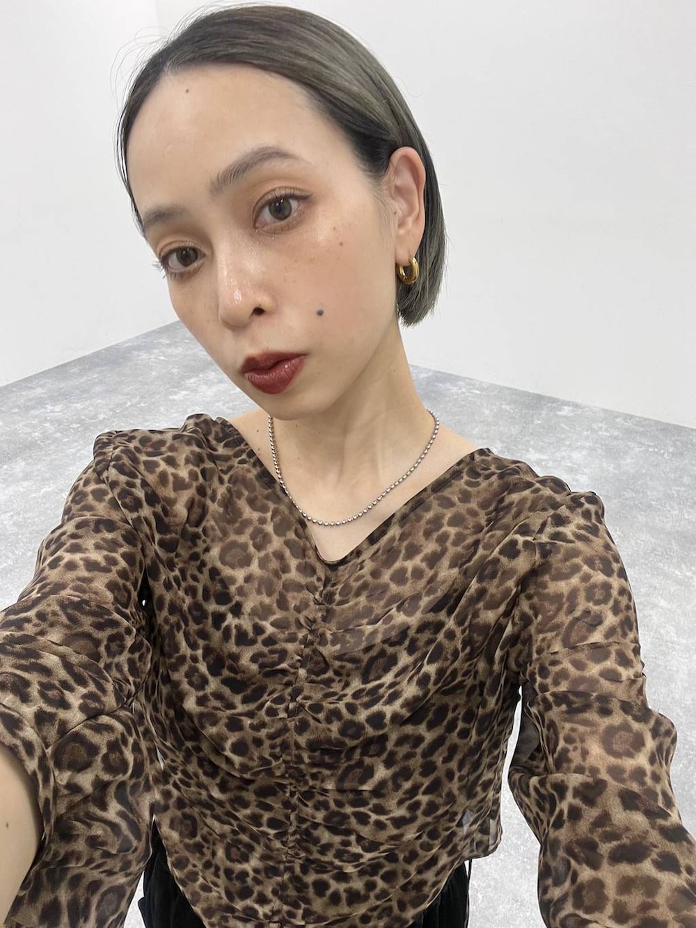 ブラック系のブーツ、ブラック系のその他パンツ、その他のシャツ/ブラウスを着用したレディースの夏コーディネートの4枚目の写真