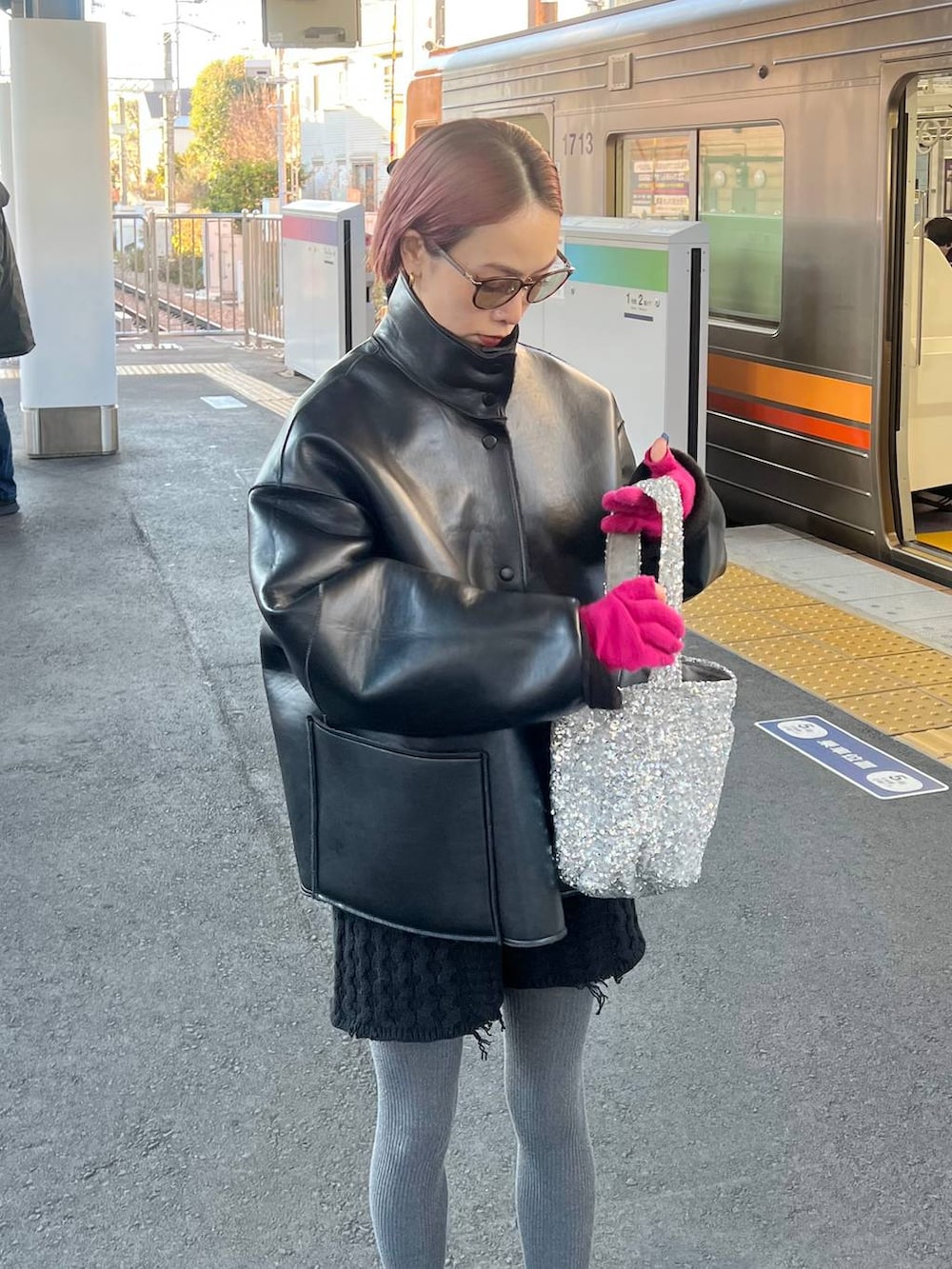 ブラック系のブルゾンを着用したレディースの冬コーディネートの5枚目の写真