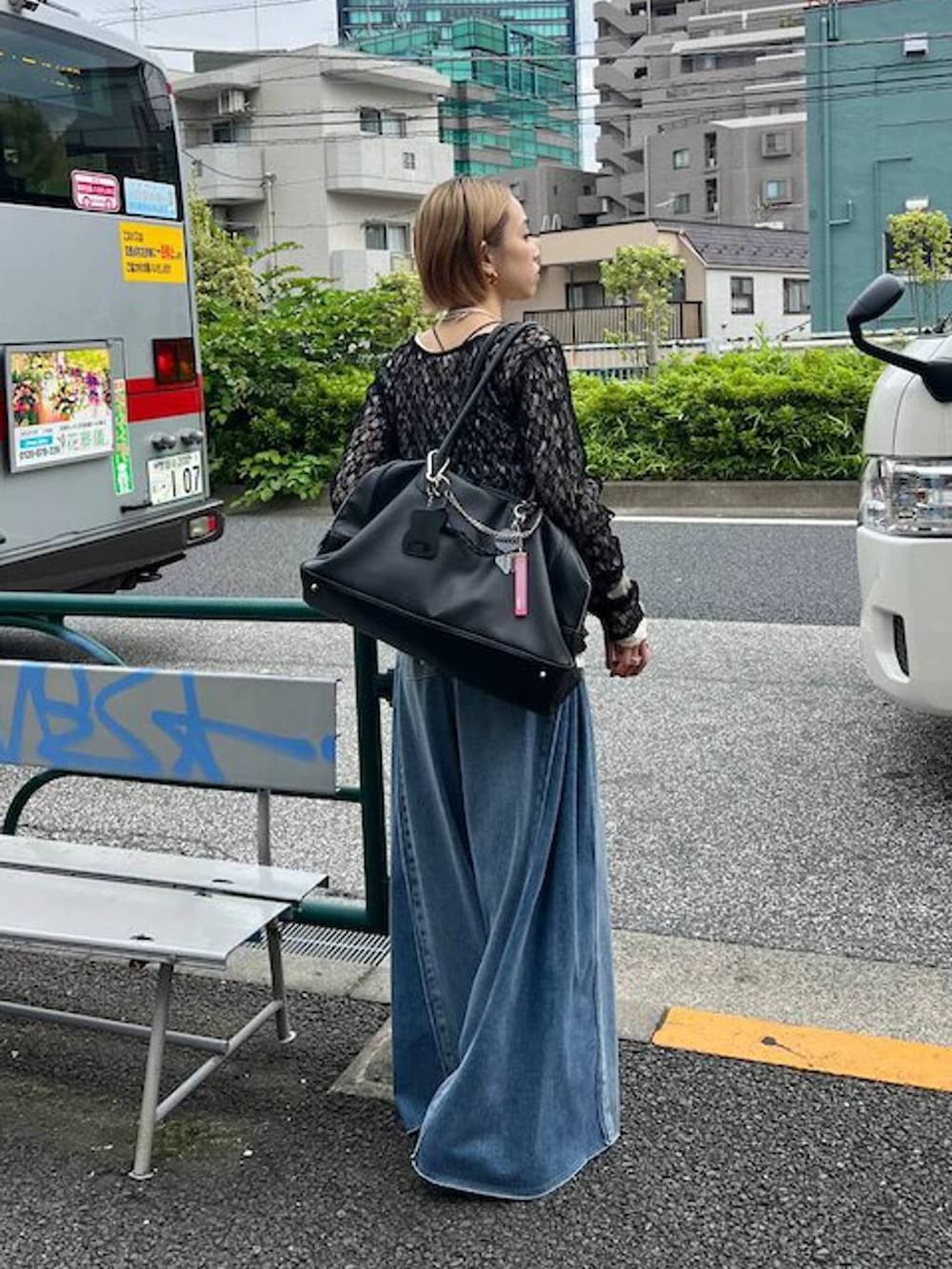 ブラック系のショルダーバッグ、ブルー系のデニムパンツ、ホワイト系のTシャツ/カットソーを着用したレディースの夏コーディネートの2枚目の写真