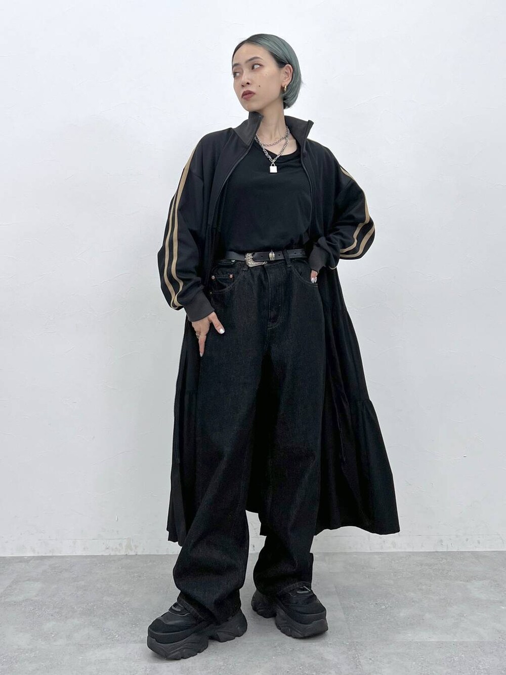 ブラック系のTシャツ/カットソー、ブラック系のスニーカー、その他のネックレスを着用したレディースの夏コーディネートの2枚目の写真