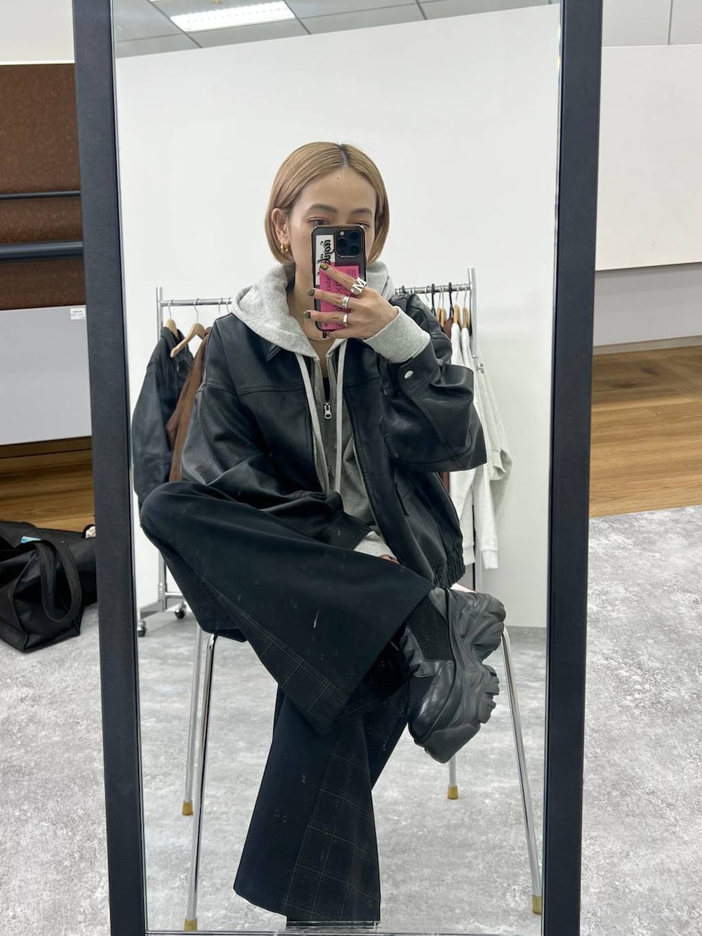 ブラック系のブーツ、ブラック系のスラックス、ブラック系のブルゾンを着用したレディースの秋コーディネートの2枚目の写真