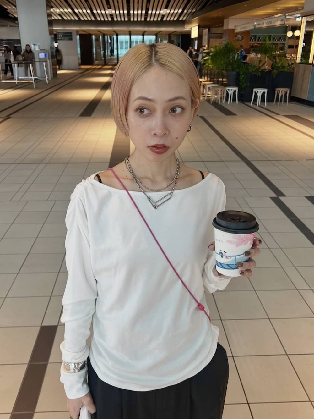 ホワイト系のTシャツ/カットソーを着用したレディースの春コーディネートの3枚目の写真