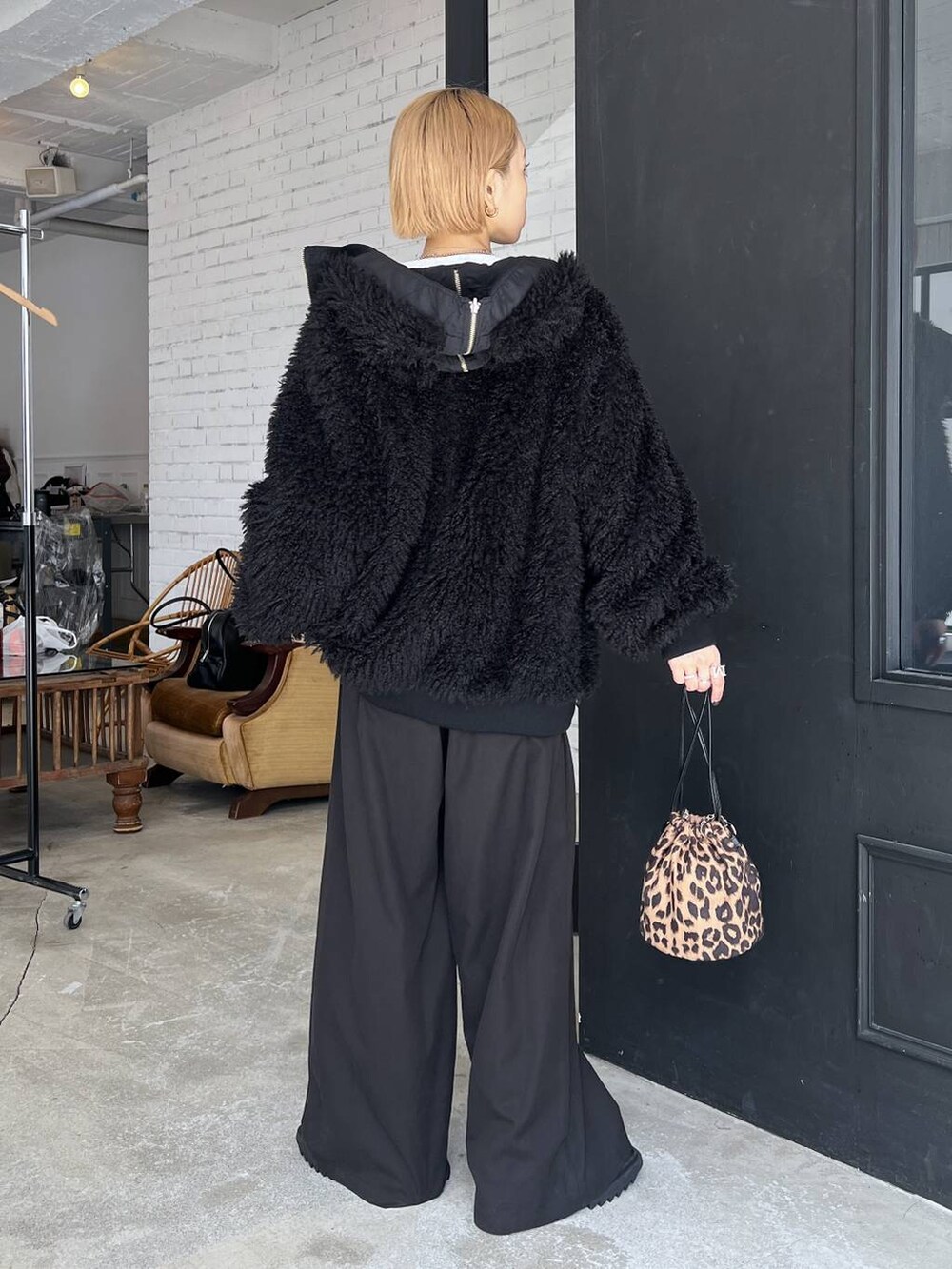 ブラック系のブルゾンを着用したレディースの秋コーディネートの5枚目の写真