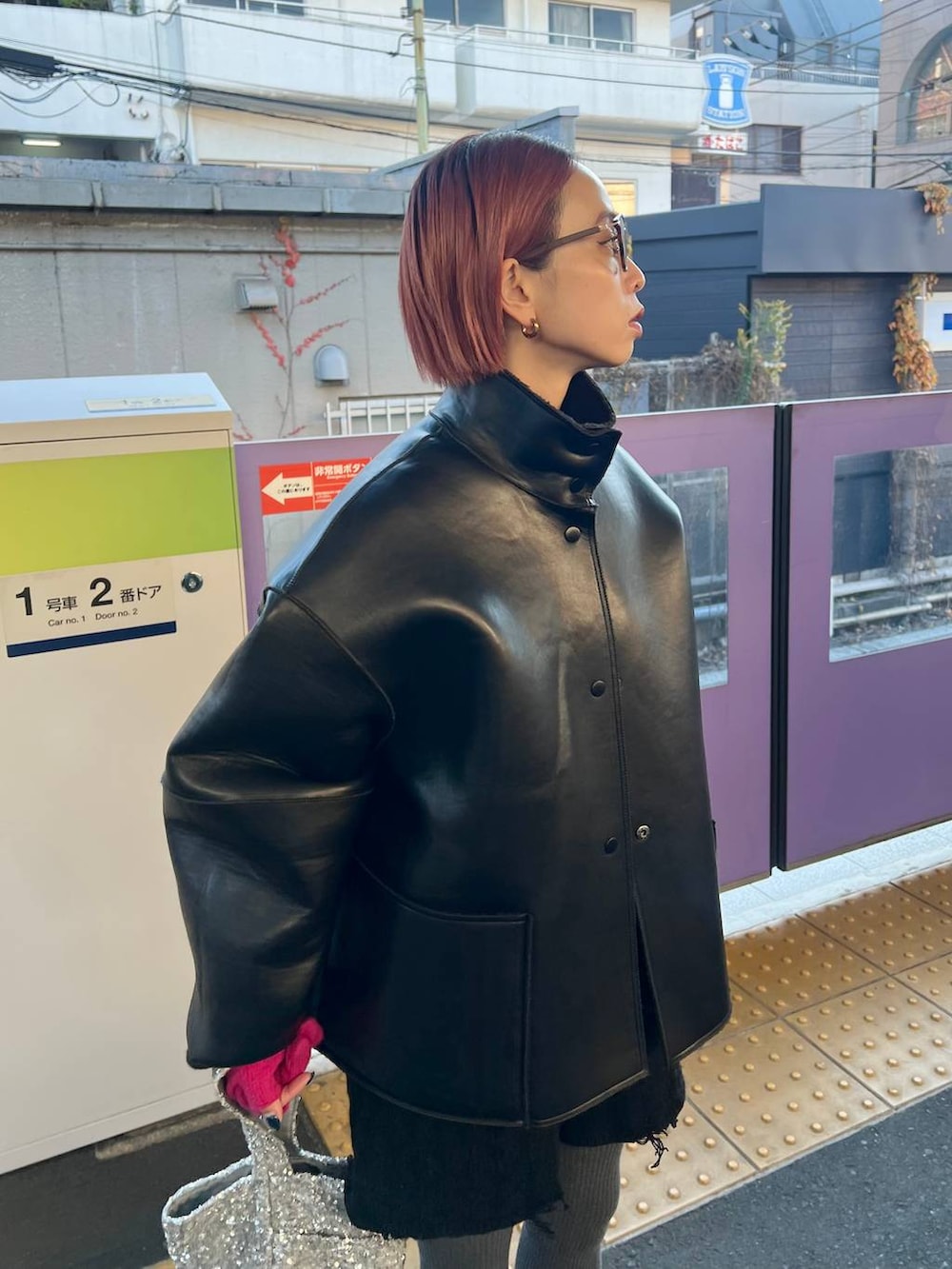 ブラック系のブルゾンを着用したレディースの冬コーディネートの4枚目の写真