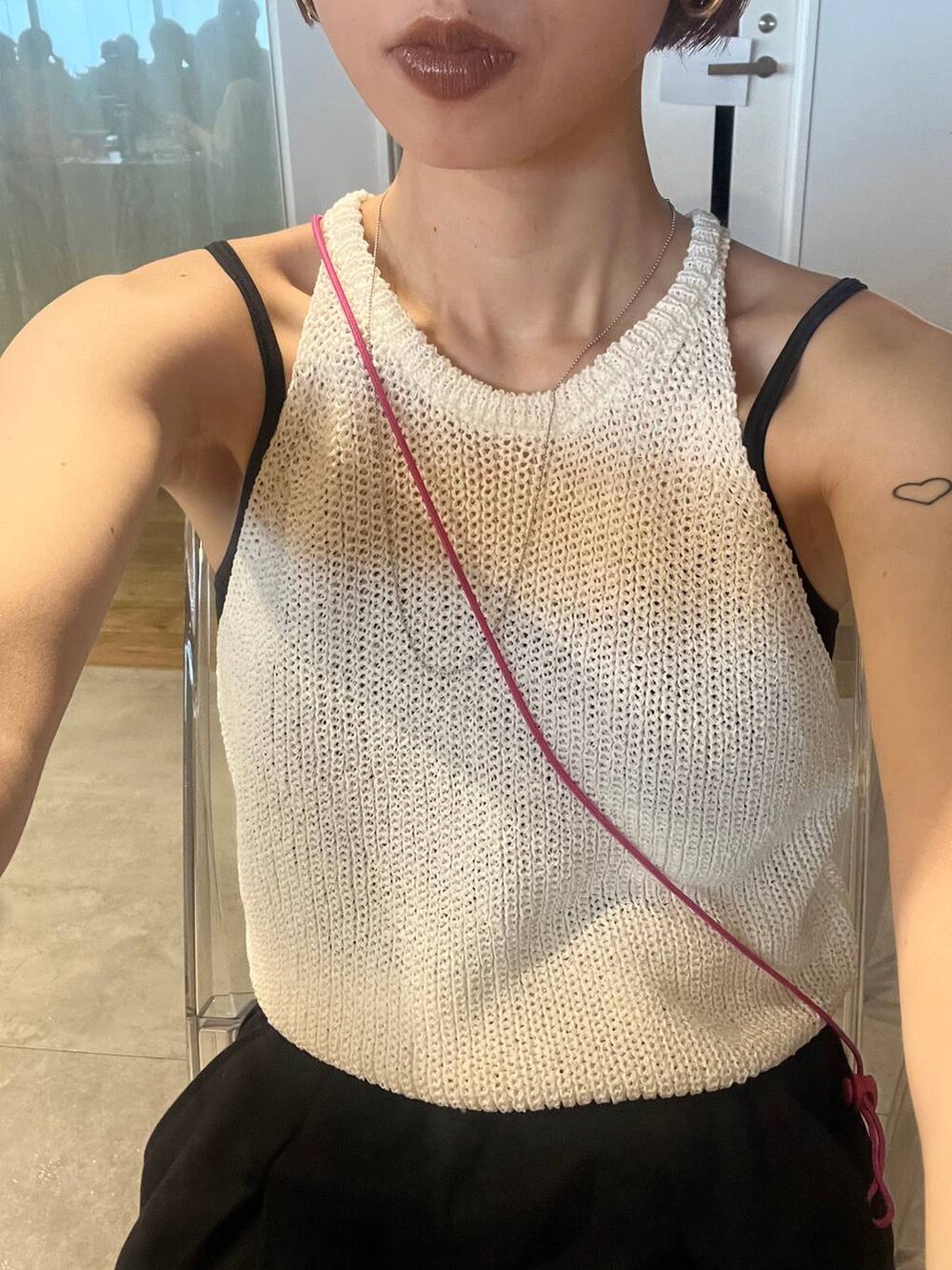 ホワイト系のキャミソール、ブラック系のスウェットパンツを着用したレディースの夏コーディネートの3枚目の写真