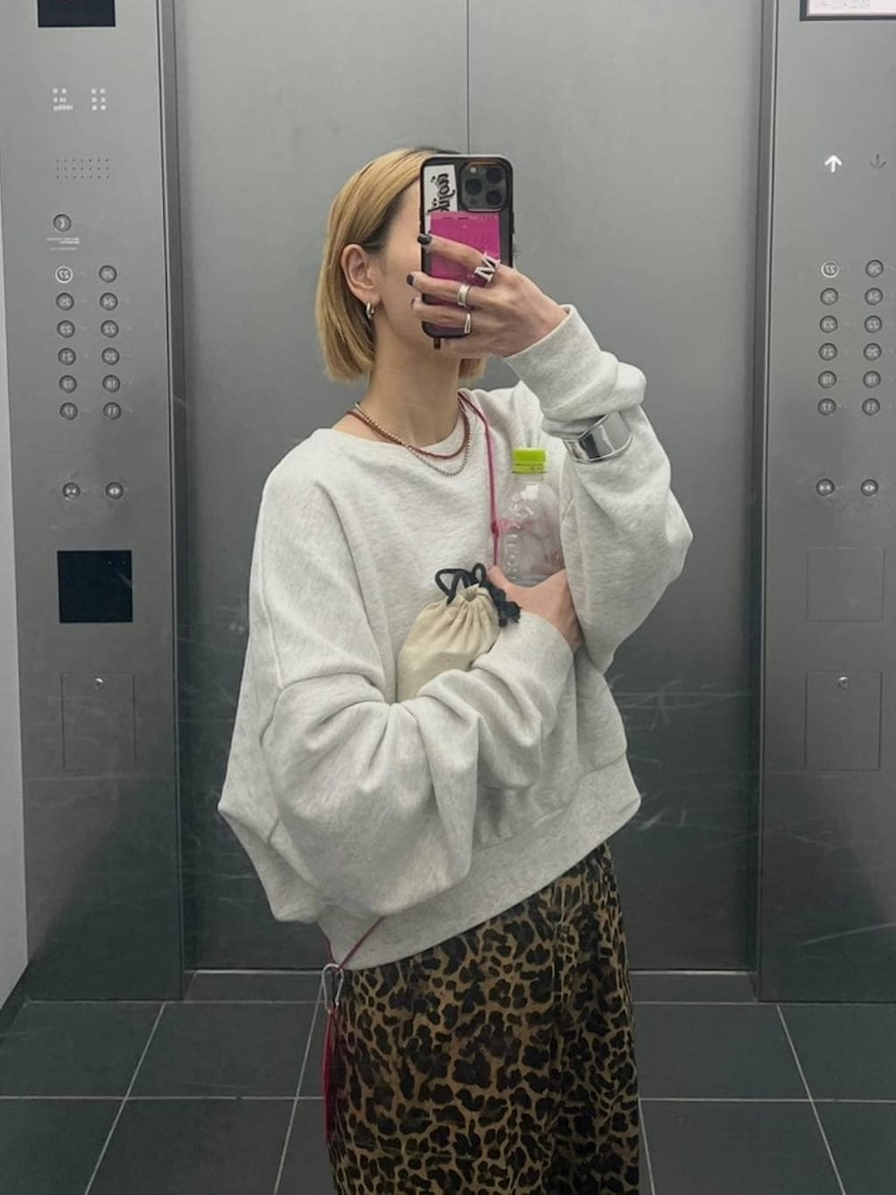 ブラック系のショルダーバッグ、ブラック系のテーラードジャケット、グレー系のマフラーを着用したレディースの秋コーディネートの5枚目の写真