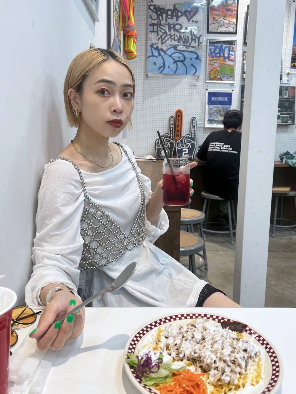 ホワイト系のTシャツ/カットソー、ブラック系のその他パンツ、ブラック系のスニーカーを着用したレディースの夏コーディネートの3枚目の写真