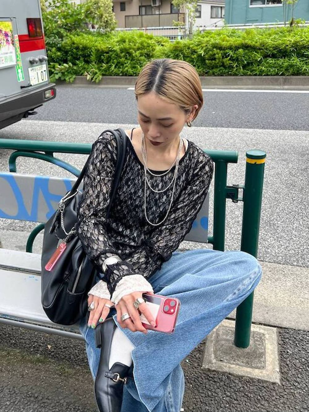 ブラック系のショルダーバッグ、ブルー系のデニムパンツ、ホワイト系のTシャツ/カットソーを着用したレディースの夏コーディネートの4枚目の写真