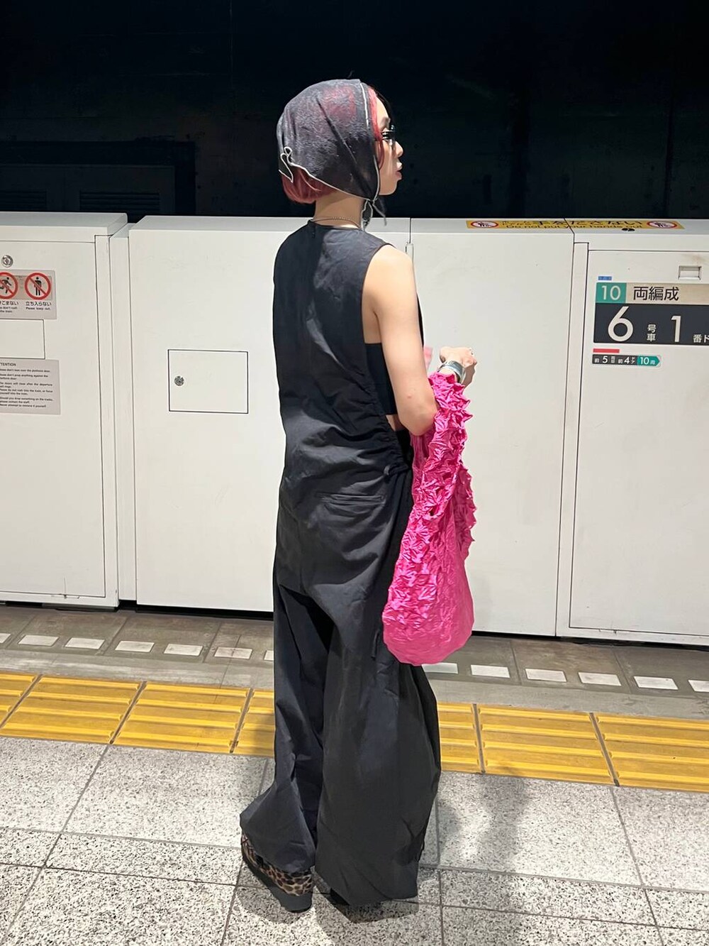 ブラック系のサロペット/オーバーオールを着用したレディースの夏コーディネートの6枚目の写真