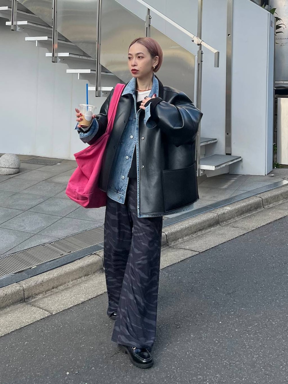 ブラック系のブルゾン、ブルー系のブルゾン、その他のスラックスを着用したレディースの冬コーディネートの2枚目の写真