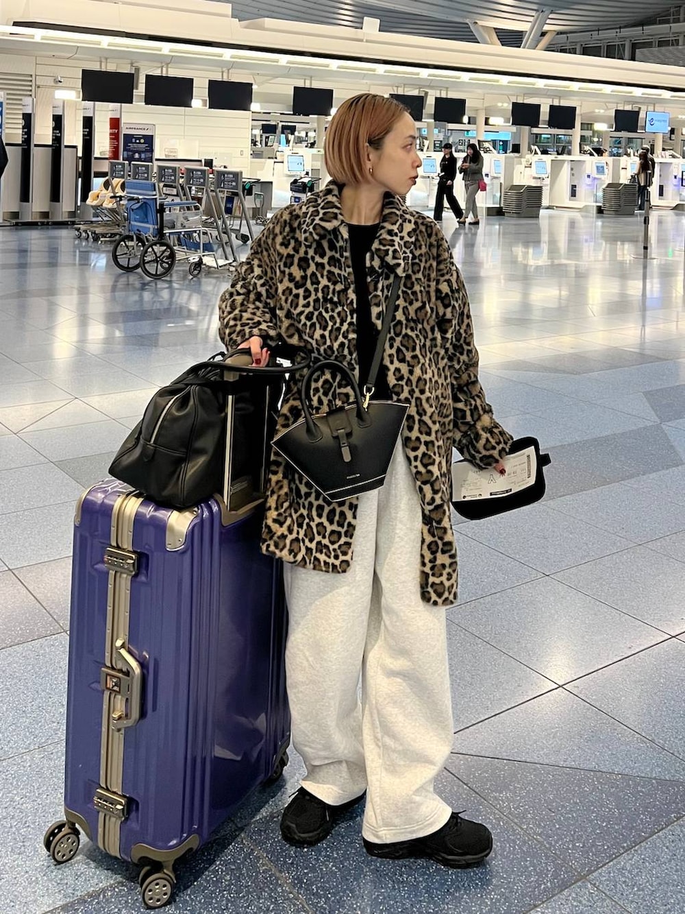 ブラック系のショルダーバッグ、ブラック系のスウェットを着用したレディースの冬コーディネートの6枚目の写真