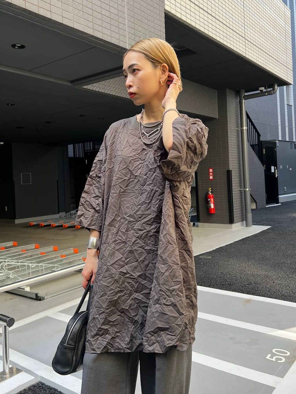 グレー系のその他パンツ、グレー系のTシャツ/カットソーを着用したレディースの春コーディネートの4枚目の写真