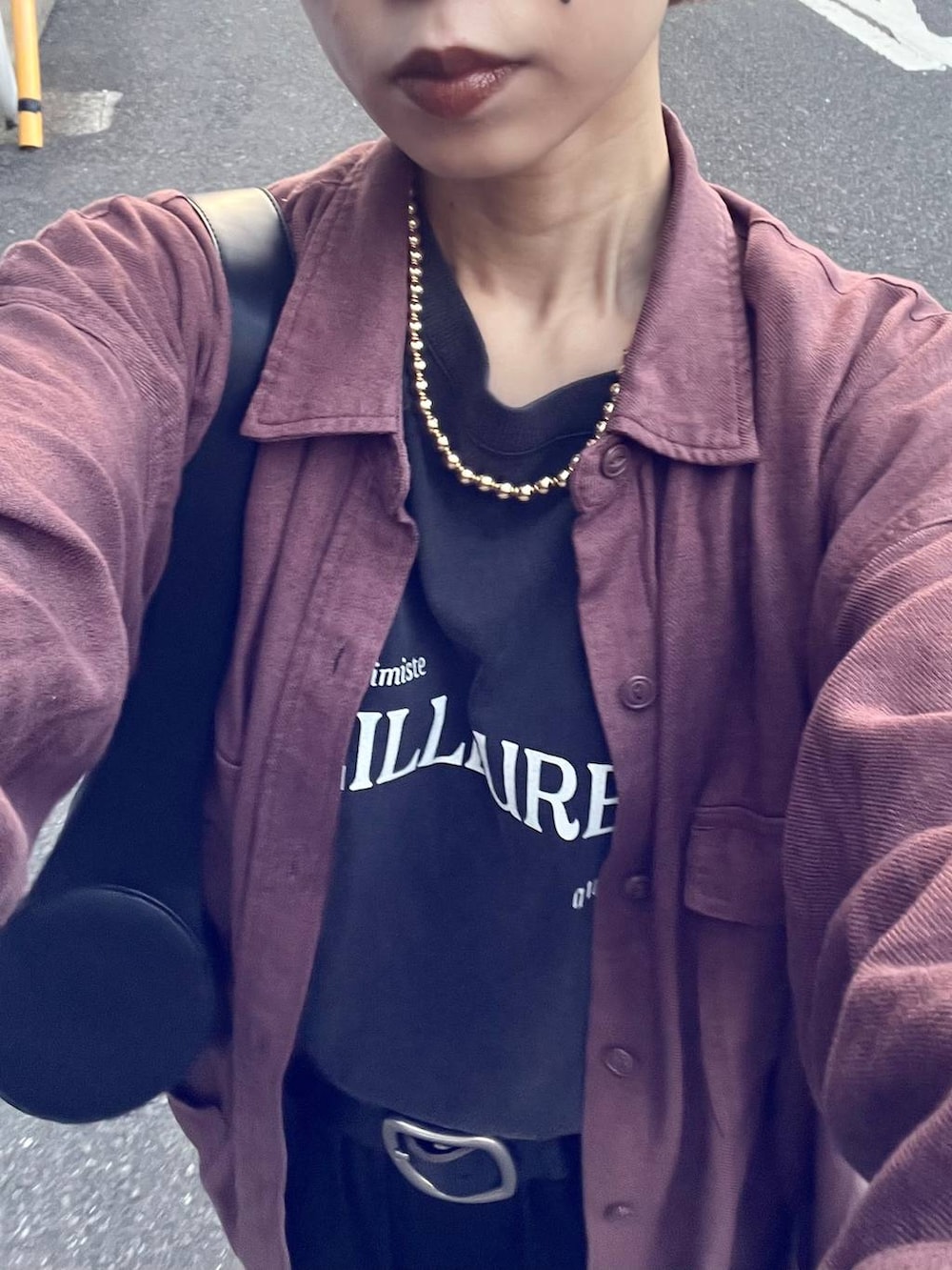 ブラック系のショルダーバッグ、ブラウン系のTシャツ/カットソーを着用したレディースの春コーディネートの5枚目の写真