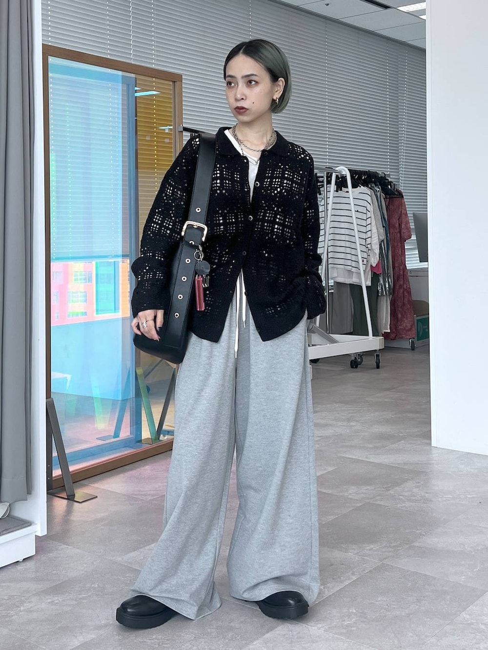 ブラック系のその他アウター、ブラック系のショルダーバッグ、ホワイト系のTシャツ/カットソーを着用したレディースの秋コーディネートの5枚目の写真