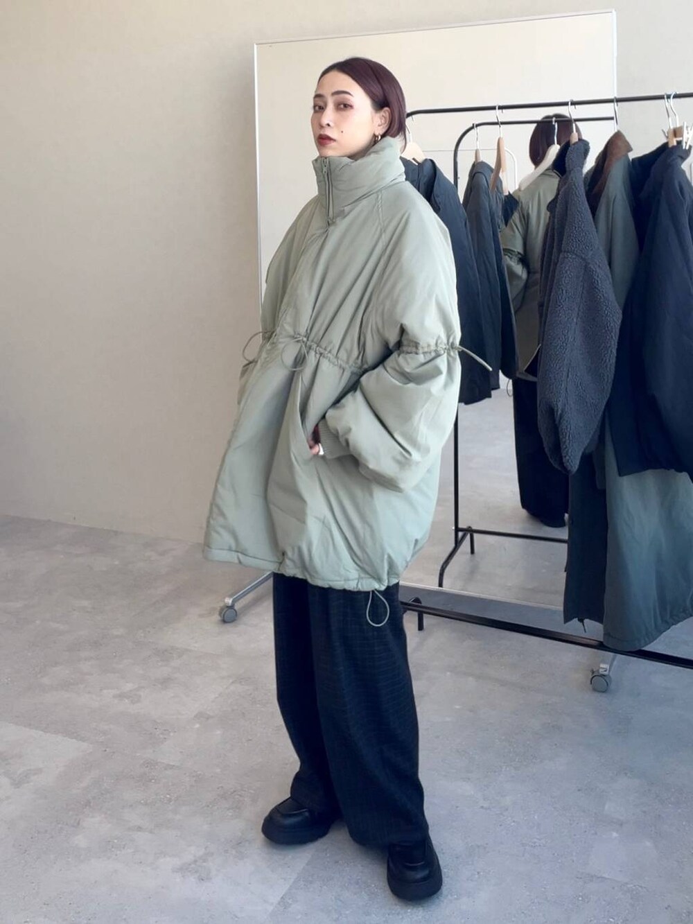 その他のその他パンツ、ブラック系のブーツ、ブラック系のカーディガン/ボレロを着用したレディースの冬コーディネートの2枚目の写真