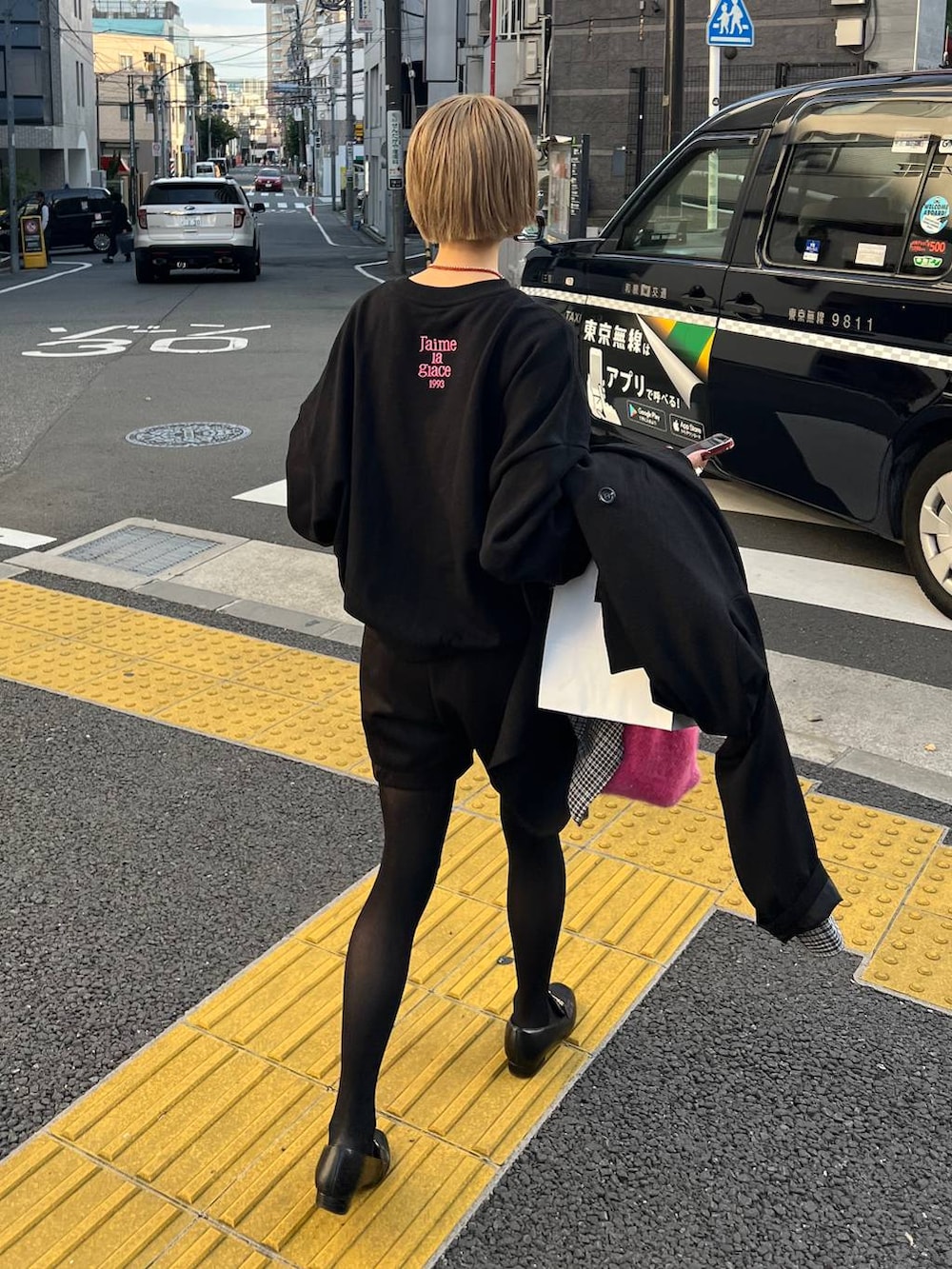 ブラック系のスウェットを着用したレディースの冬コーディネートの2枚目の写真