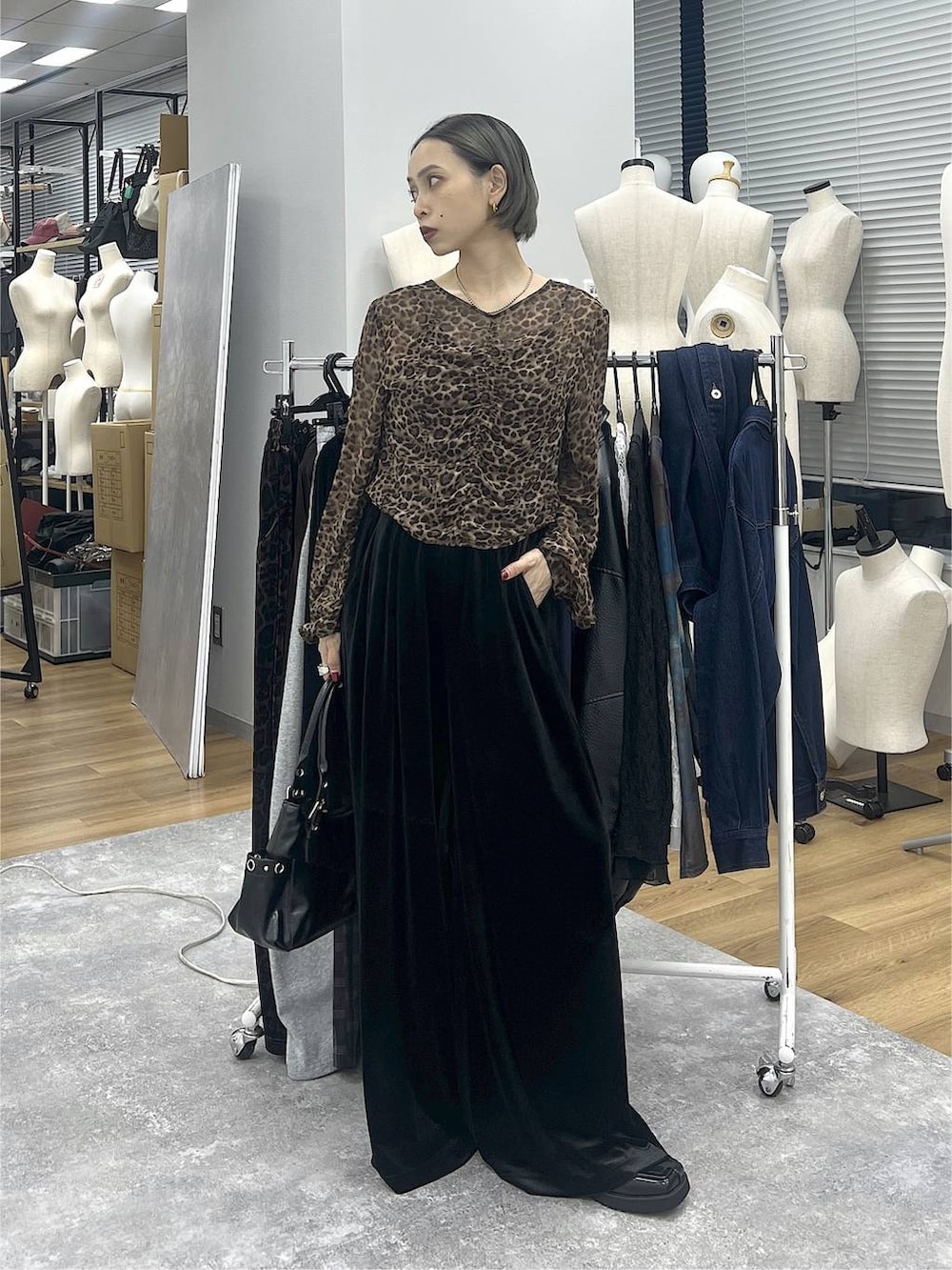 ブラック系のブーツ、ブラック系のその他パンツ、その他のシャツ/ブラウスを着用したレディースの夏コーディネートの2枚目の写真