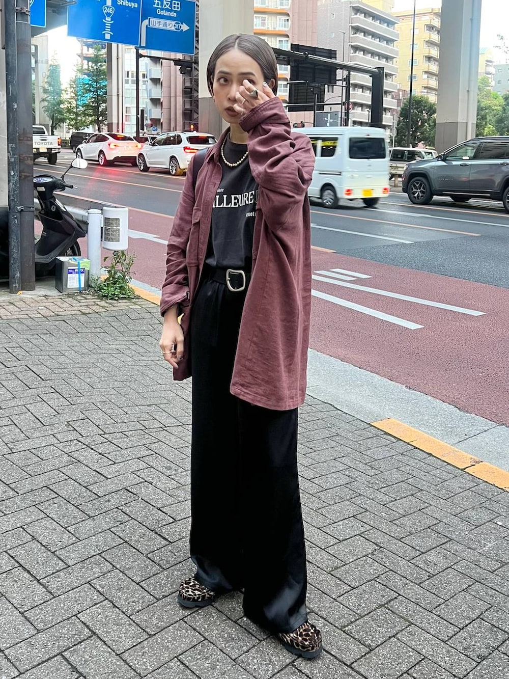 ブラック系のショルダーバッグ、ブラウン系のTシャツ/カットソーを着用したレディースの春コーディネートの3枚目の写真