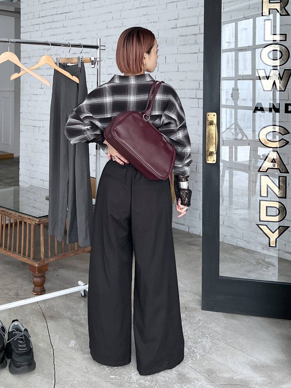 ブラック系のパンプス、ブラック系のTシャツ/カットソー、ブラック系のシャツ/ブラウスを着用したレディースの秋コーディネートの4枚目の写真