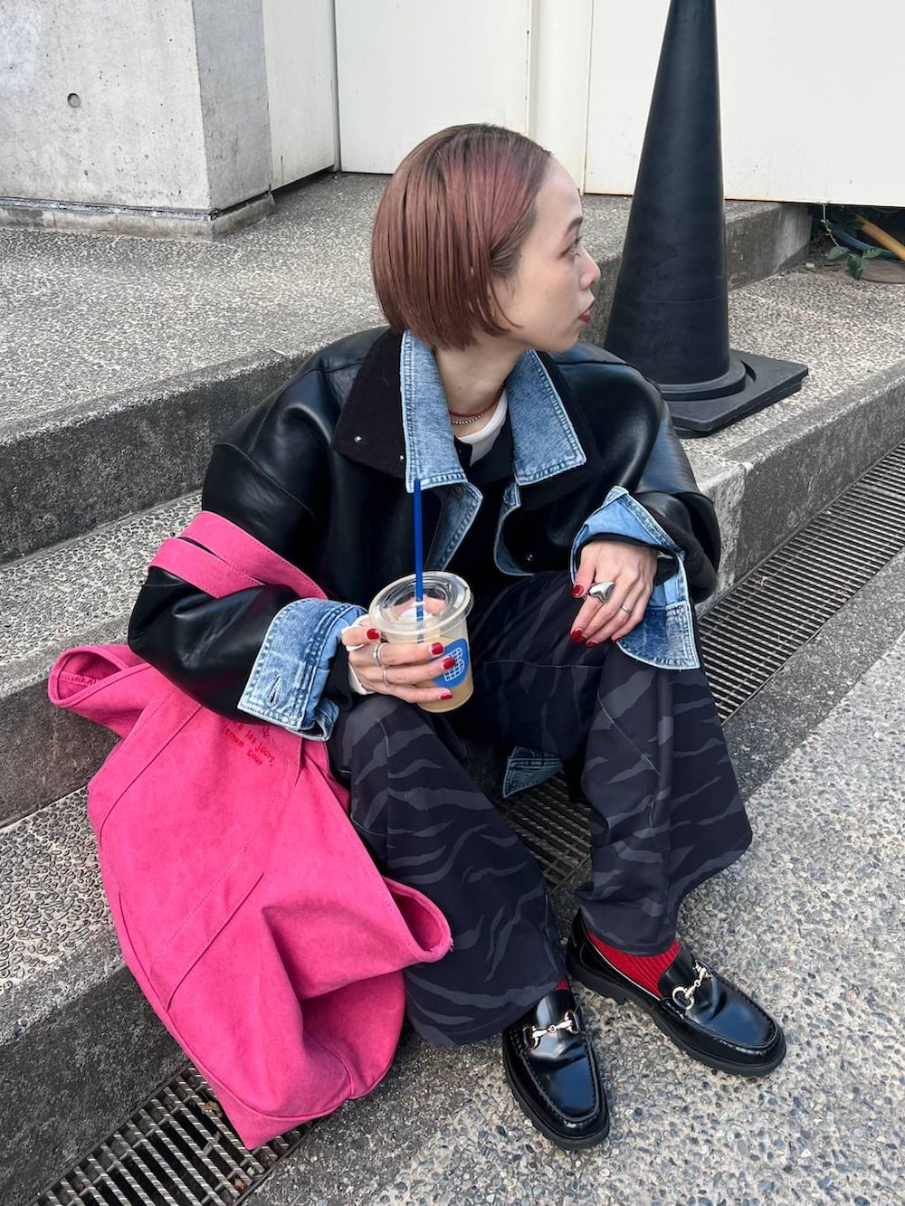 ブラック系のブルゾン、ブルー系のブルゾン、その他のスラックスを着用したレディースの冬コーディネートの7枚目の写真