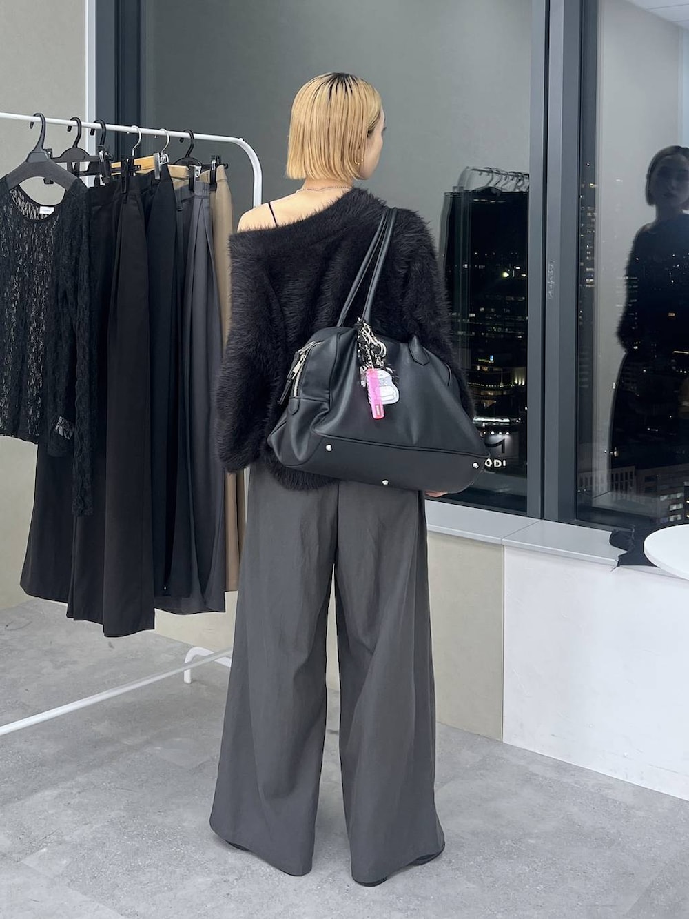 ブラック系のショルダーバッグ、ブラック系のその他シューズ、ブラック系のニット/セーターを着用したレディースの秋コーディネートの6枚目の写真