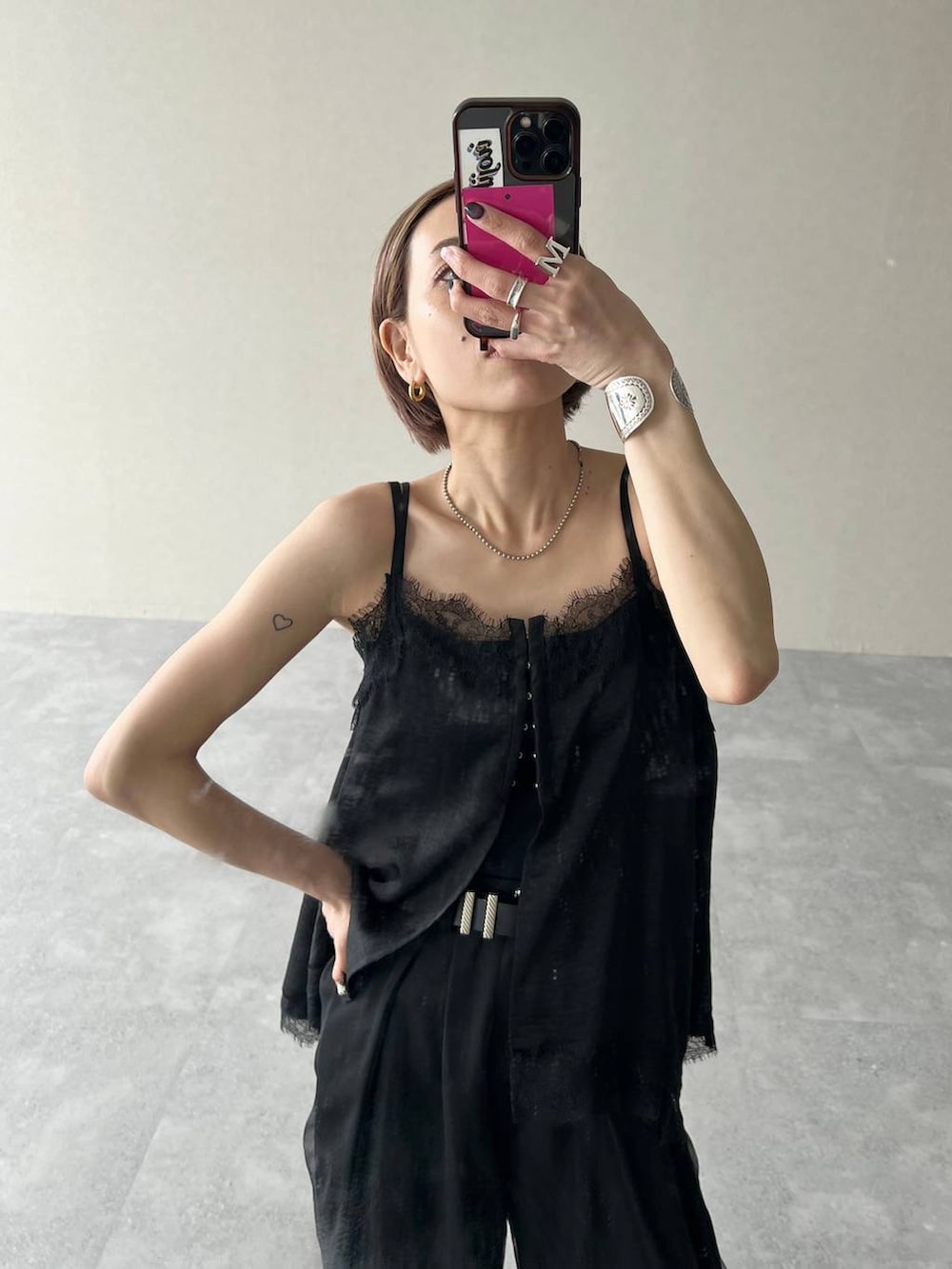 ブラック系のその他パンツ、ブラック系のキャミソール、ブラック系のベルトを着用したレディースの春コーディネートの2枚目の写真