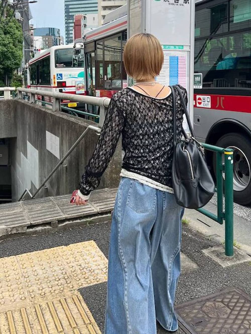 ブラック系のショルダーバッグ、ブルー系のデニムパンツ、ホワイト系のTシャツ/カットソーを着用したレディースの夏コーディネートの5枚目の写真